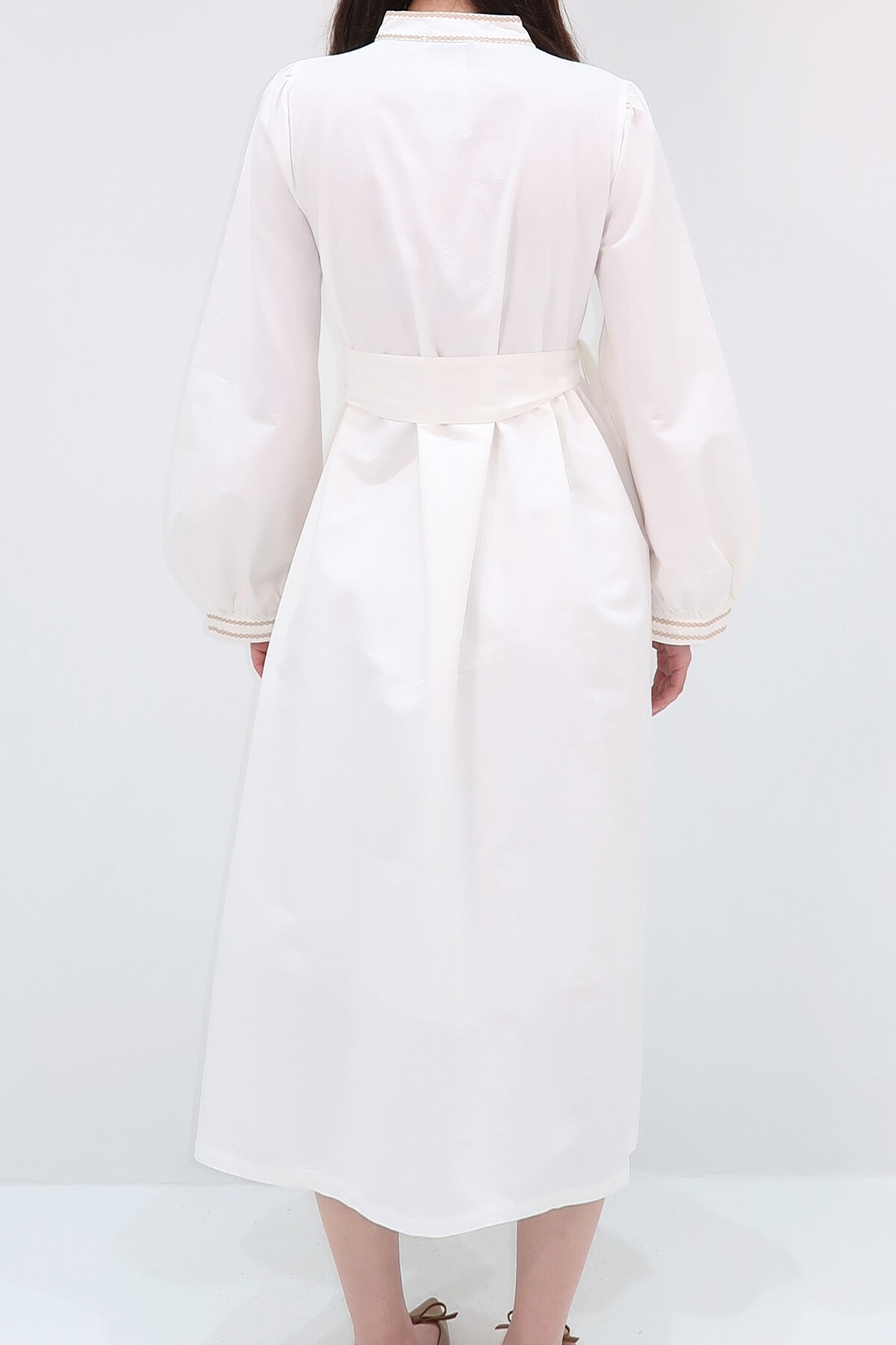 Beyaz Hakim Yaka Önü Nakışlı Balon Kol Kemerli Astarlı Dokuma Elbise