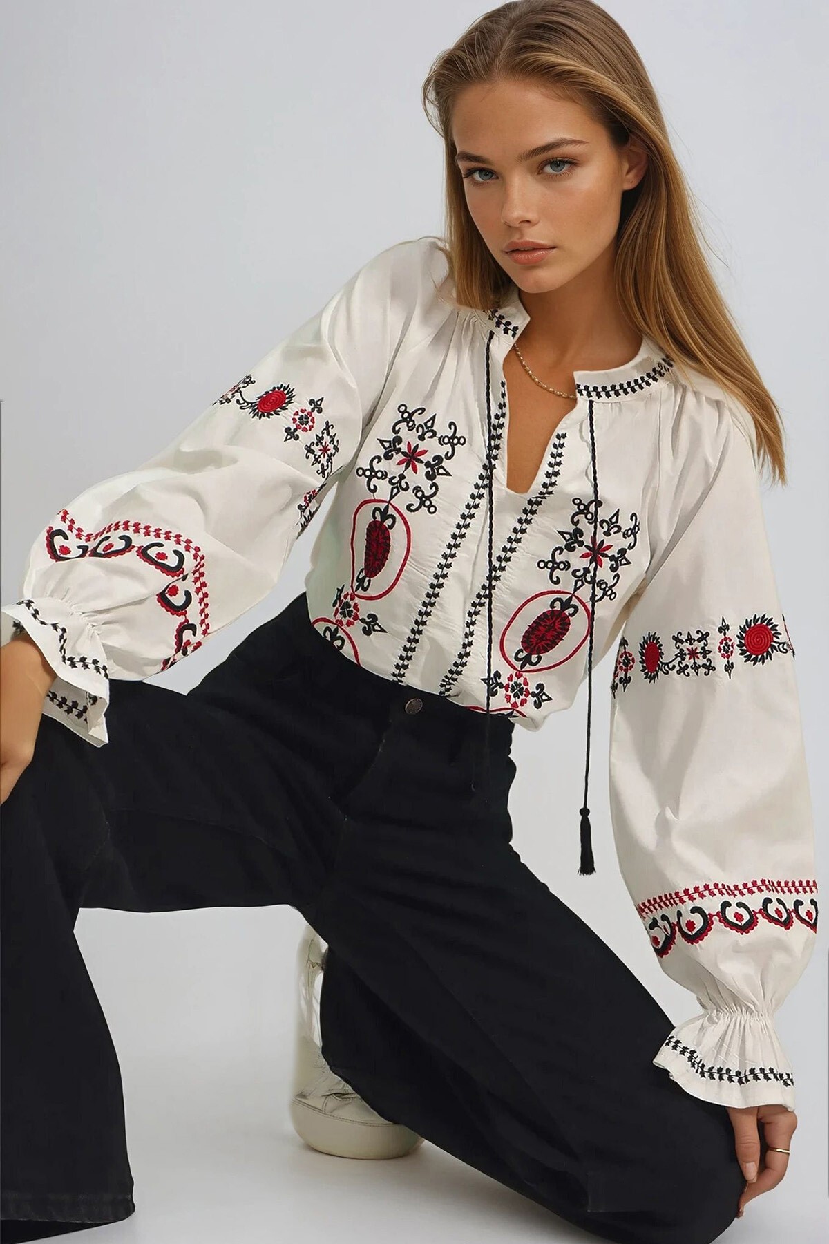 Beyaz Hakim Yaka Önü Ve Kolları Çiçek Nakışlı Poplin Dokuma Bluz