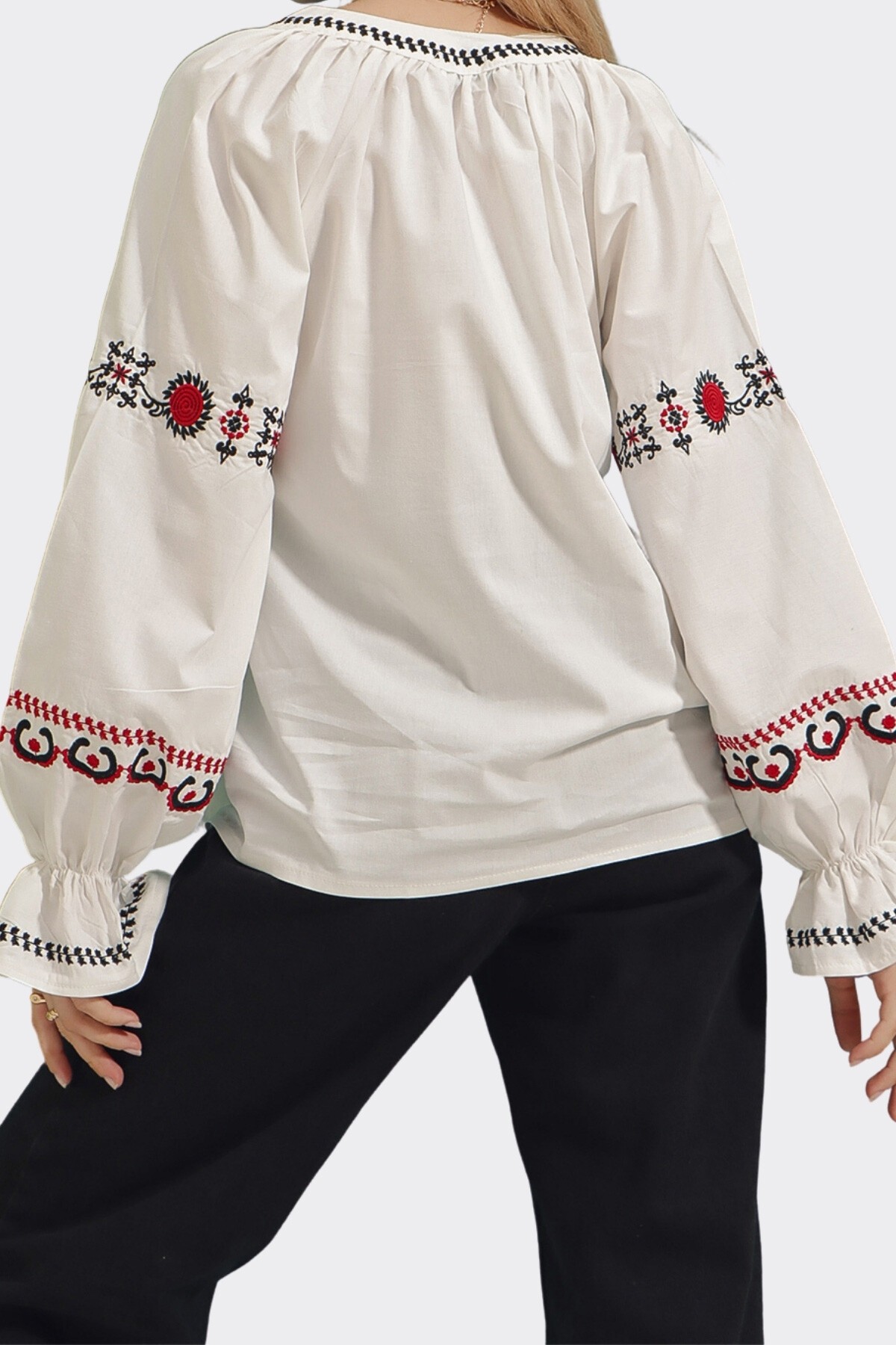Beyaz Hakim Yaka Önü Ve Kolları Çiçek Nakışlı Poplin Dokuma Bluz