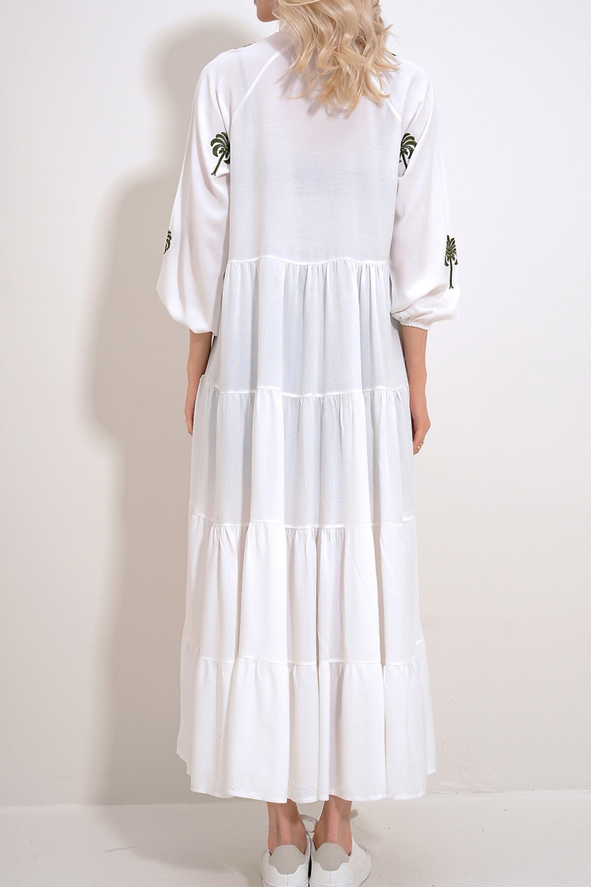 Beyaz Hakim Yaka Palmiye Nakışlı Kat Kat Volanlı Dokuma Viskon Elbise