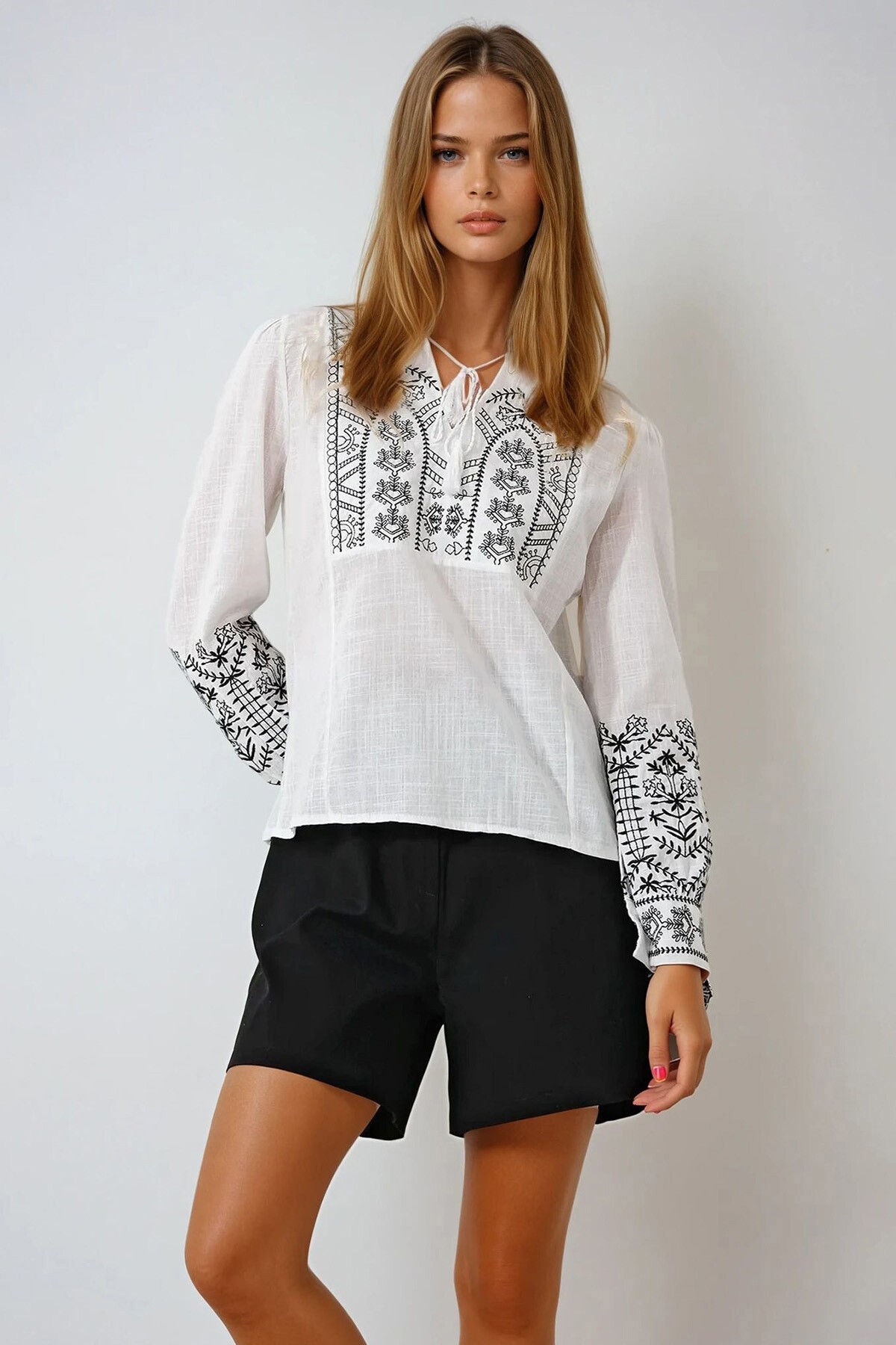 Beyaz Hakim Yaka Püskül Detaylı Flamlı Keten Bluz