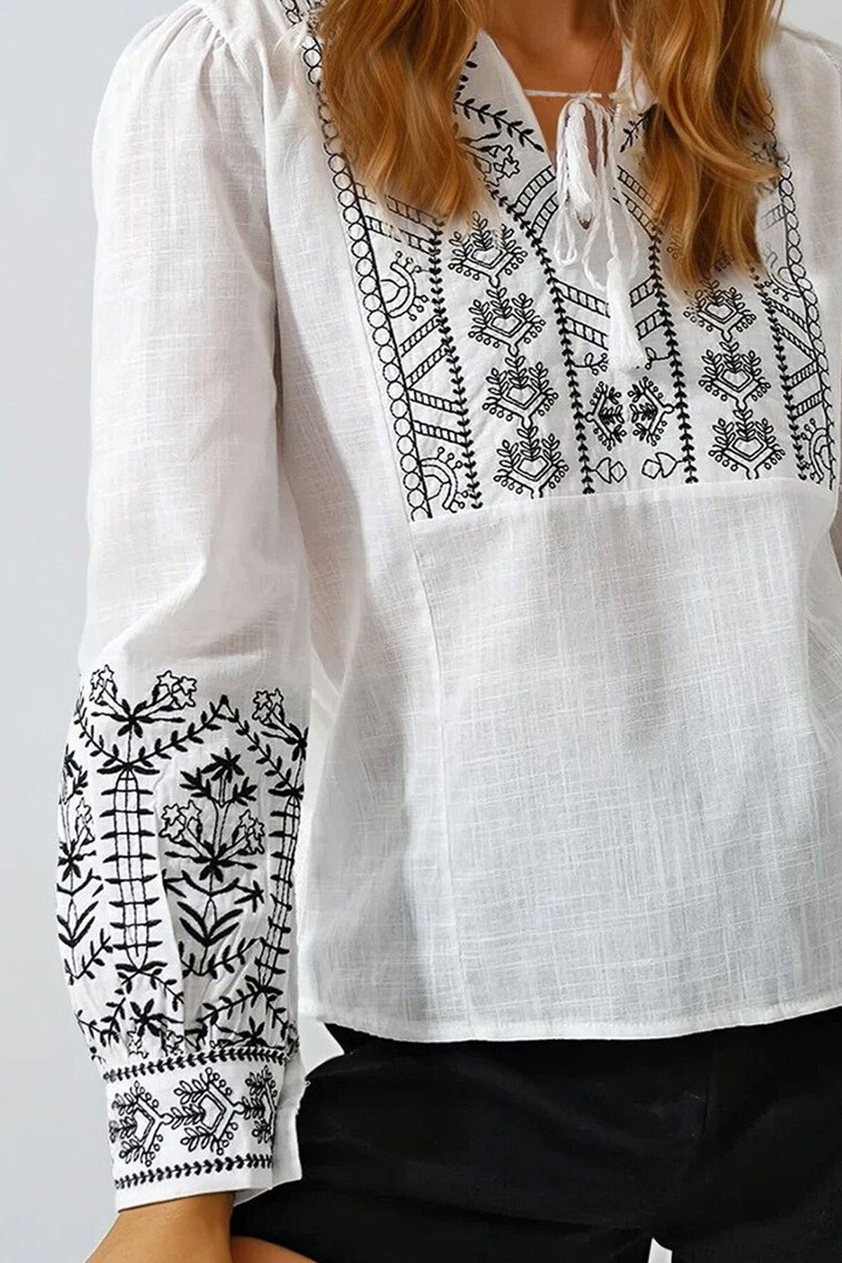 Beyaz Hakim Yaka Püskül Detaylı Flamlı Keten Bluz