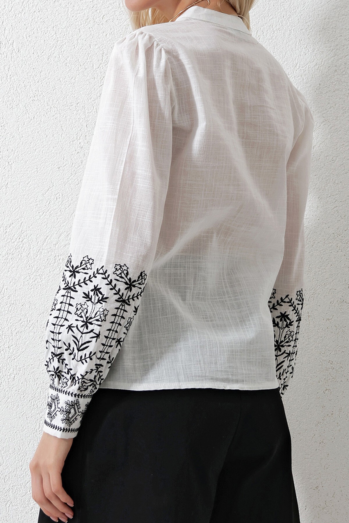 Beyaz Hakim Yaka Püskül Detaylı Flamlı Keten Bluz