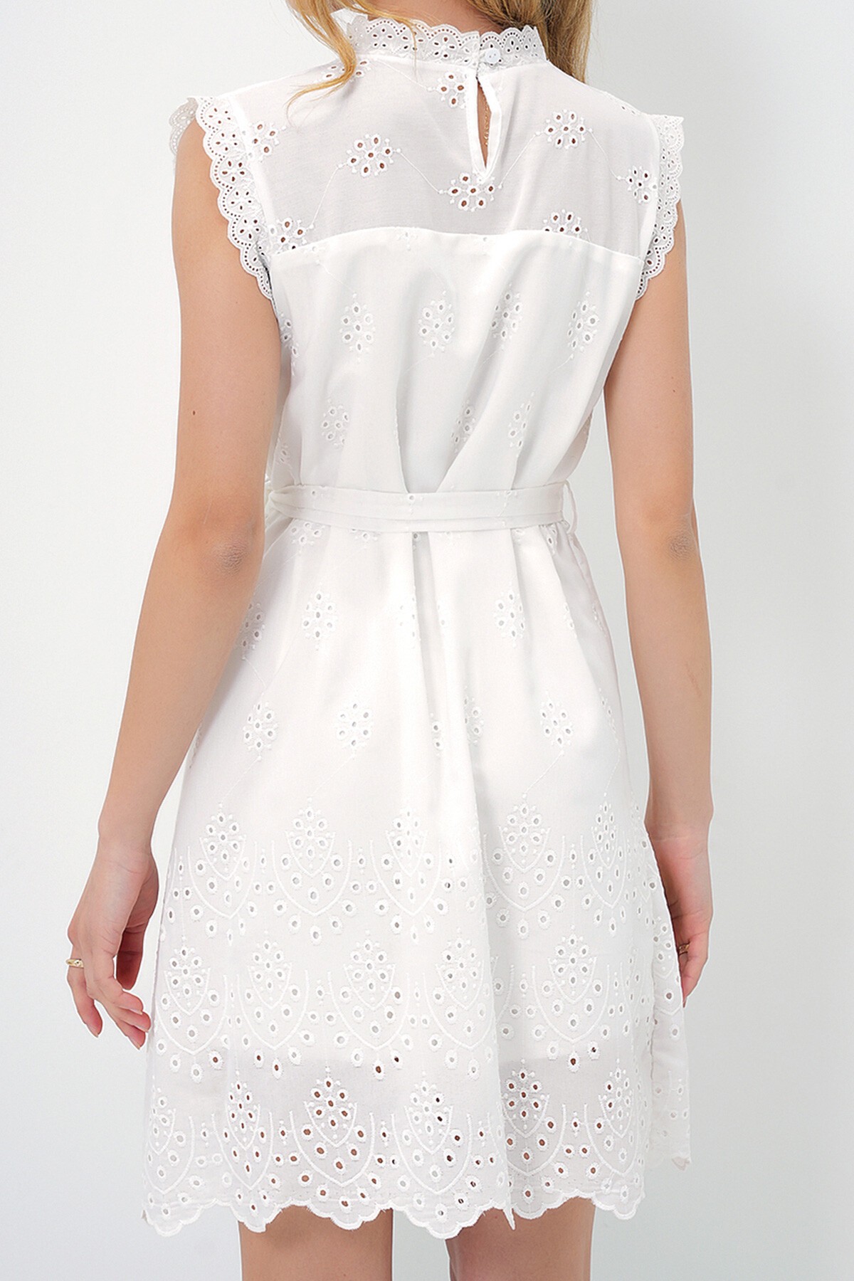 Beyaz Hakim Yaka Sıfır Kol Beli Kuşaklı Fisto Elbise