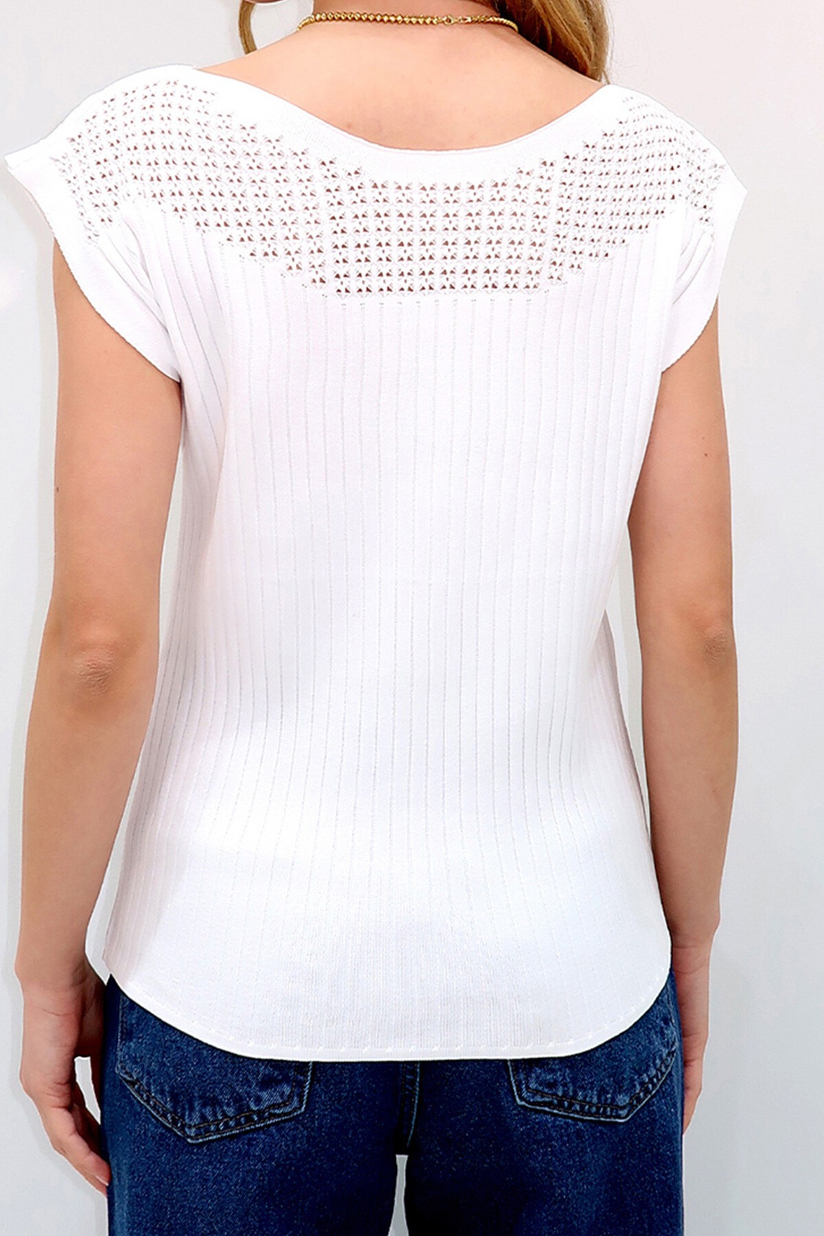 Beyaz Kayık Yaka Omuzları Delik Ajurlu Kolsuz Triko Bluz
