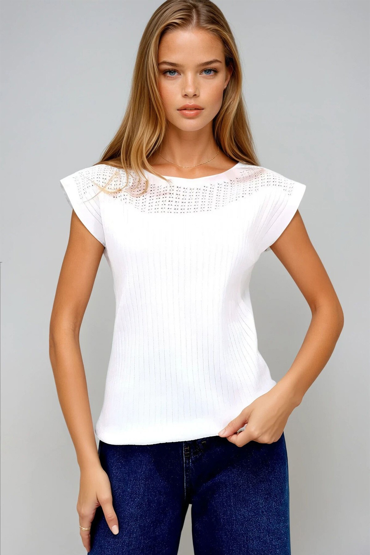 Beyaz Kayık Yaka Omuzları Delik Ajurlu Kolsuz Triko Bluz