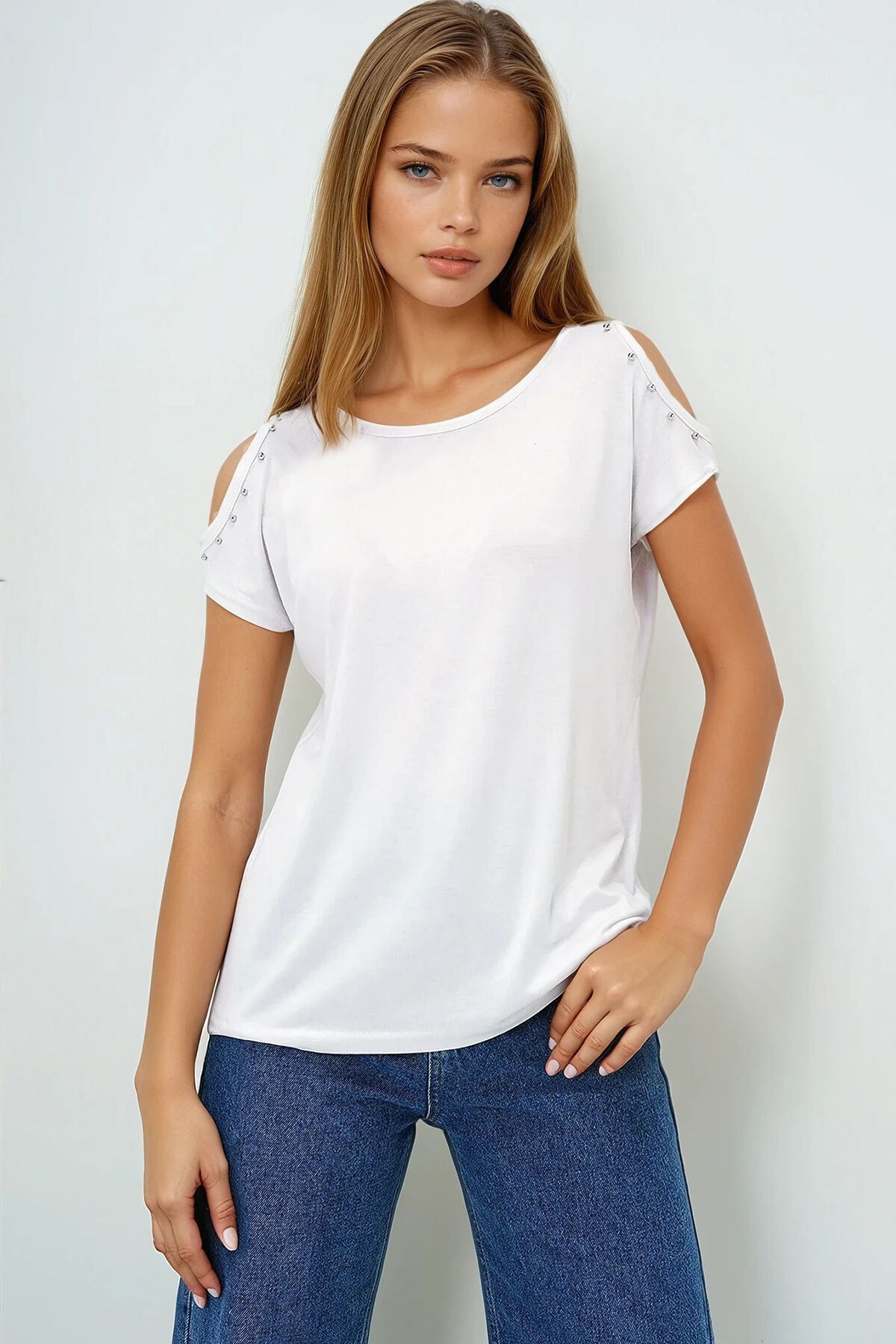 Beyaz Kayık Yaka Omuzları İnci Çakımlı Sıfır Kol Bluz