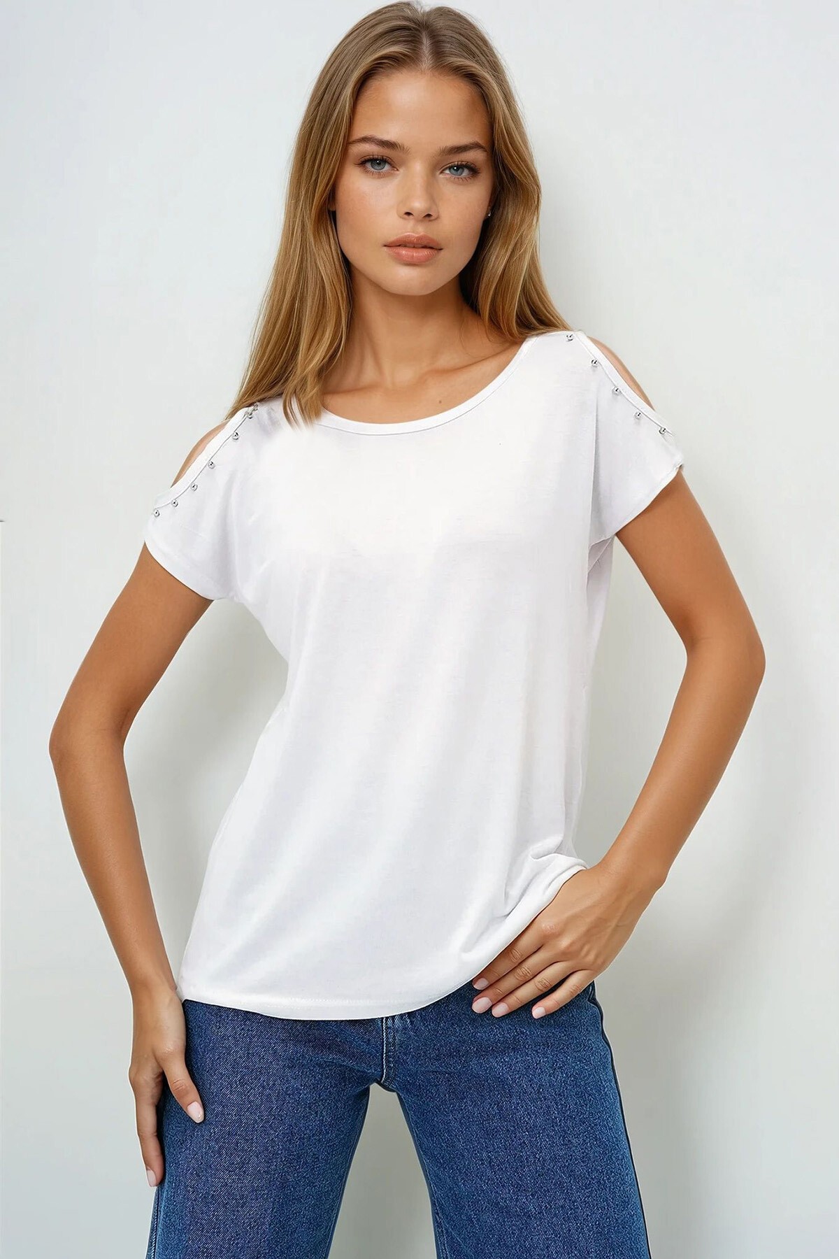 Beyaz Kayık Yaka Omuzları İnci Çakımlı Sıfır Kol Bluz