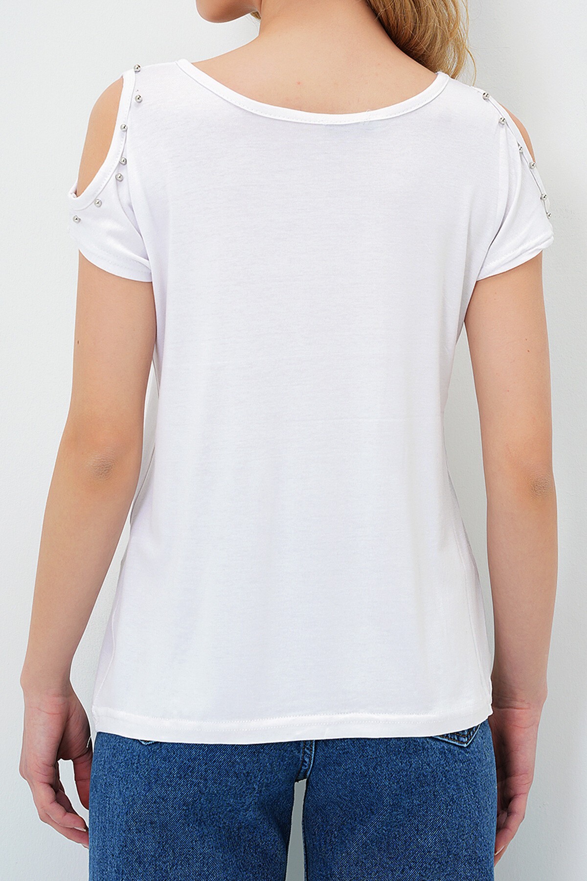 Beyaz Kayık Yaka Omuzları İnci Çakımlı Sıfır Kol Bluz