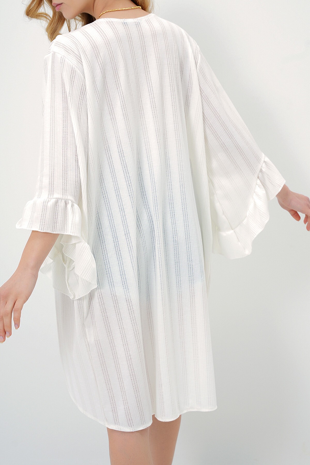 Beyaz Kolları Fırfırlı Delik Ajurlu Kimono Ceket