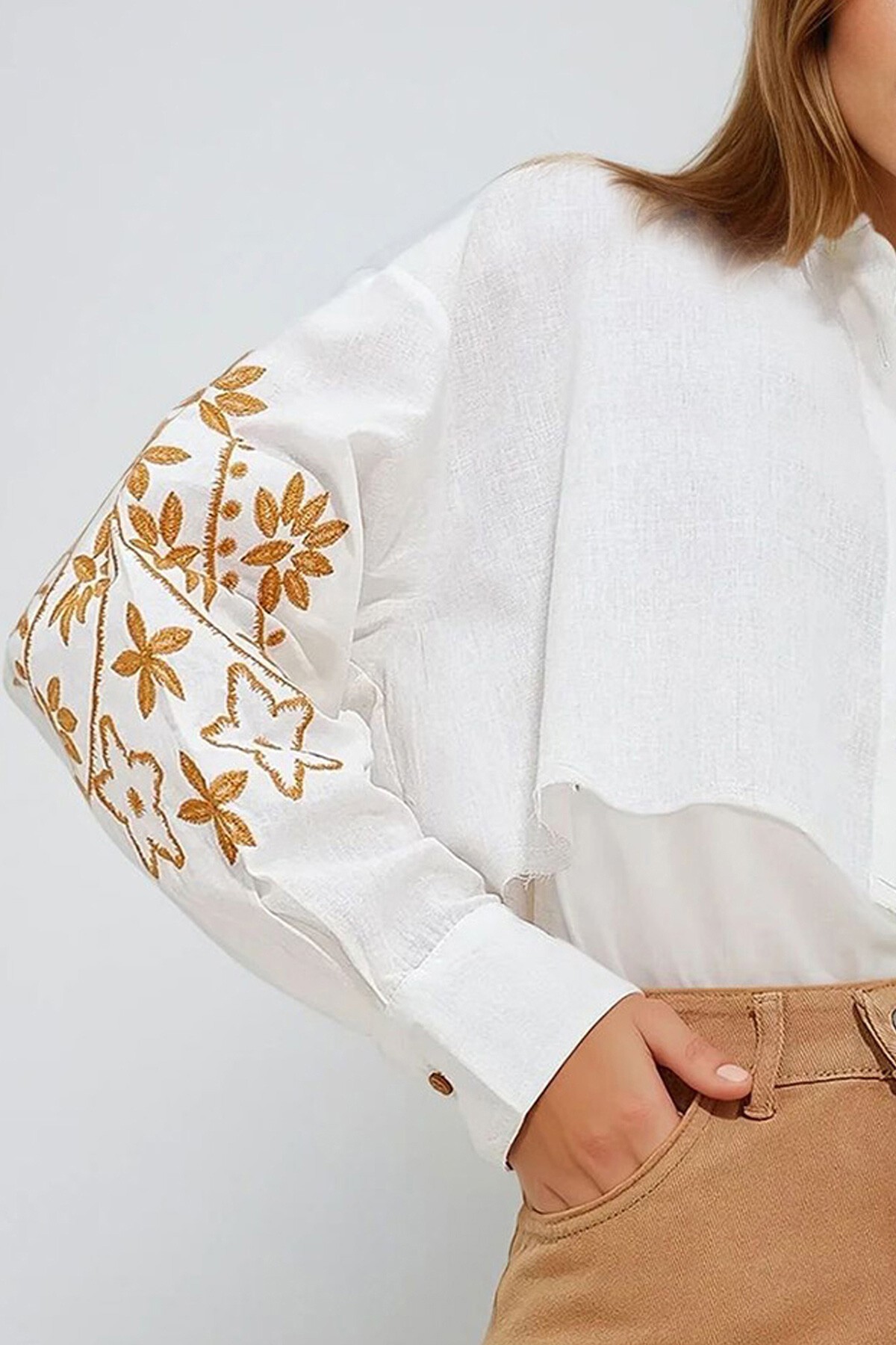 Beyaz Kolları Nakışlı Tek Cepli Crop Gömlek