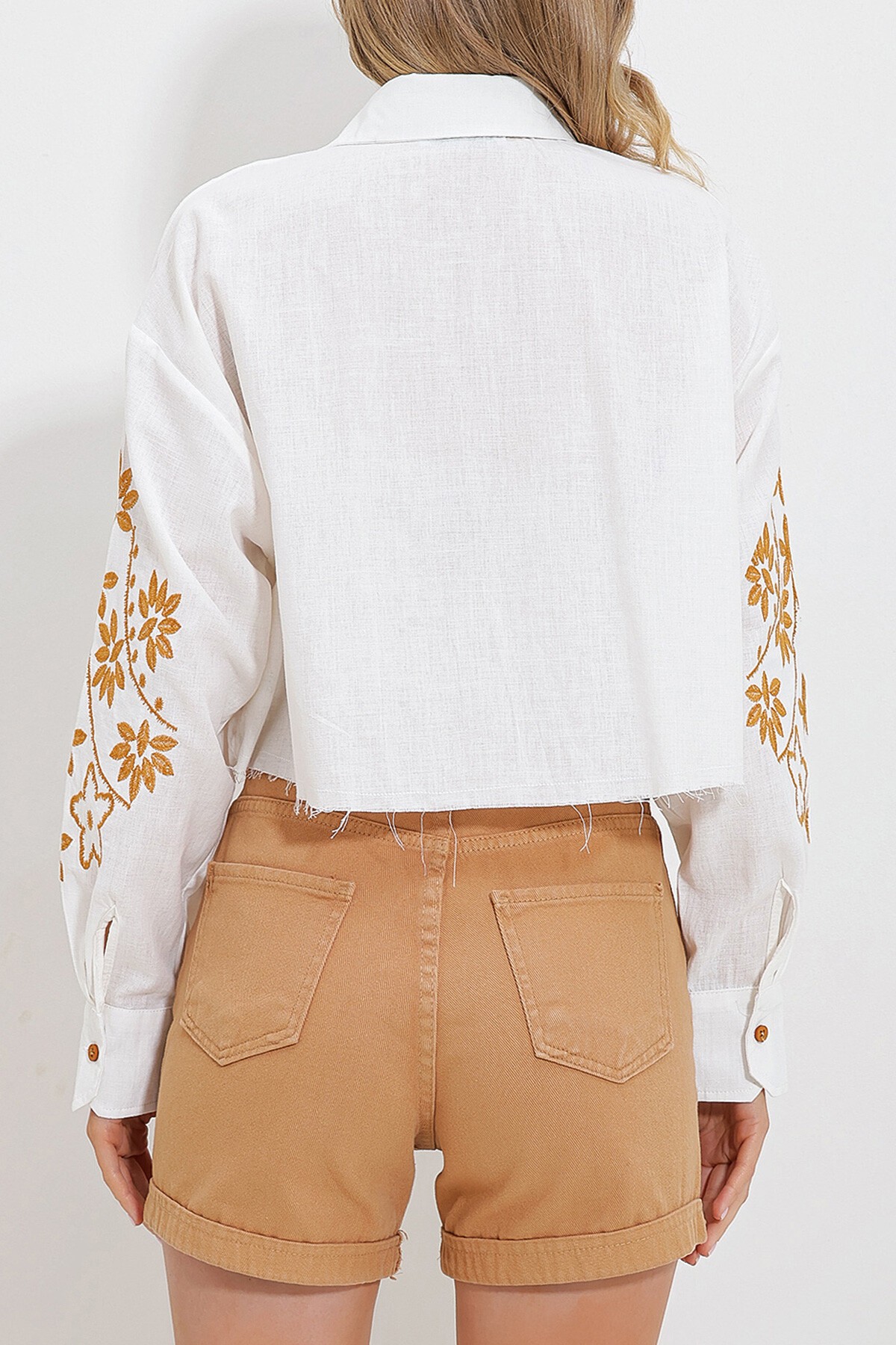 Beyaz Kolları Nakışlı Tek Cepli Crop Gömlek