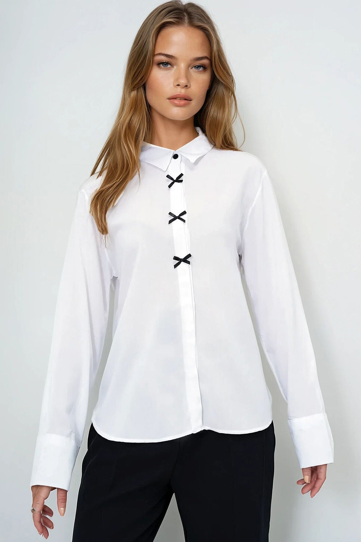 Beyaz Kontrast Düğmeli Fiyonk Detaylı Gizli Patlı Dokuma Gömlek