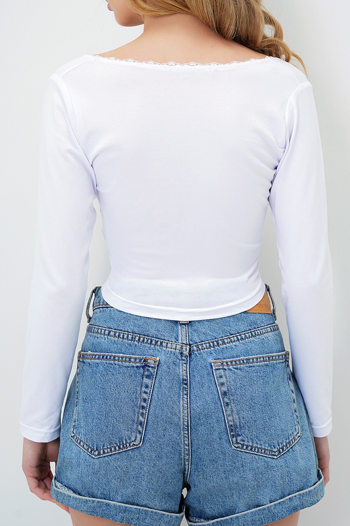 Beyaz Kruvaze Yaka Dantel Detaylı Crop Bluz