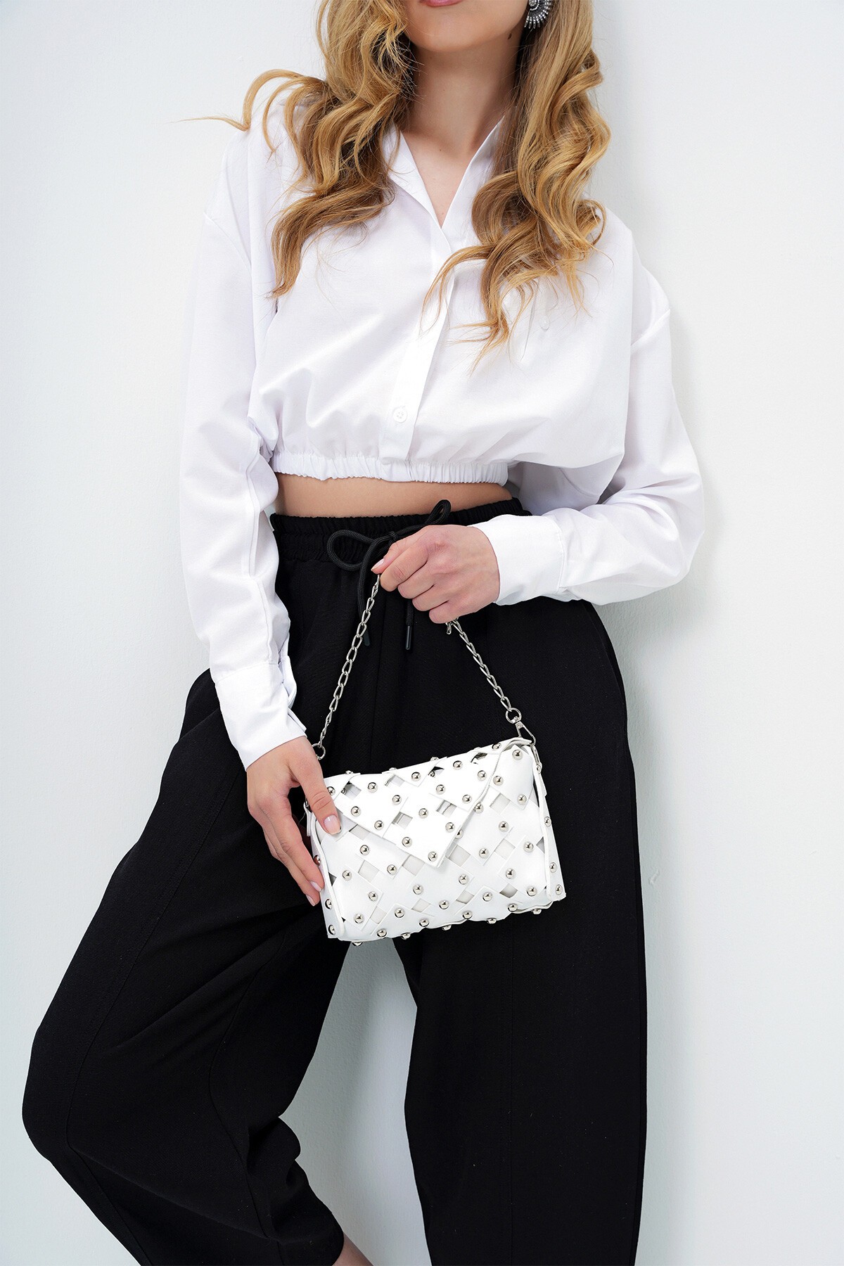 Beyaz Lazer Kesimli Metal Aksesuarlı Omuz Çantası