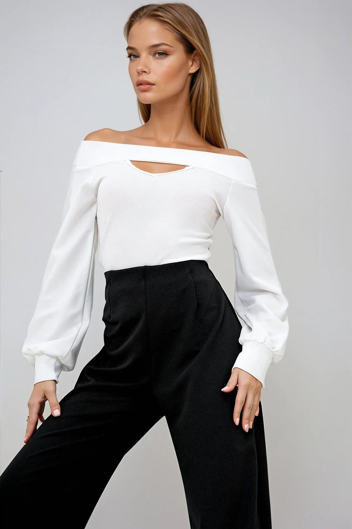 Beyaz Madonna Yaka Cut Out Detaylı Örme Bluz