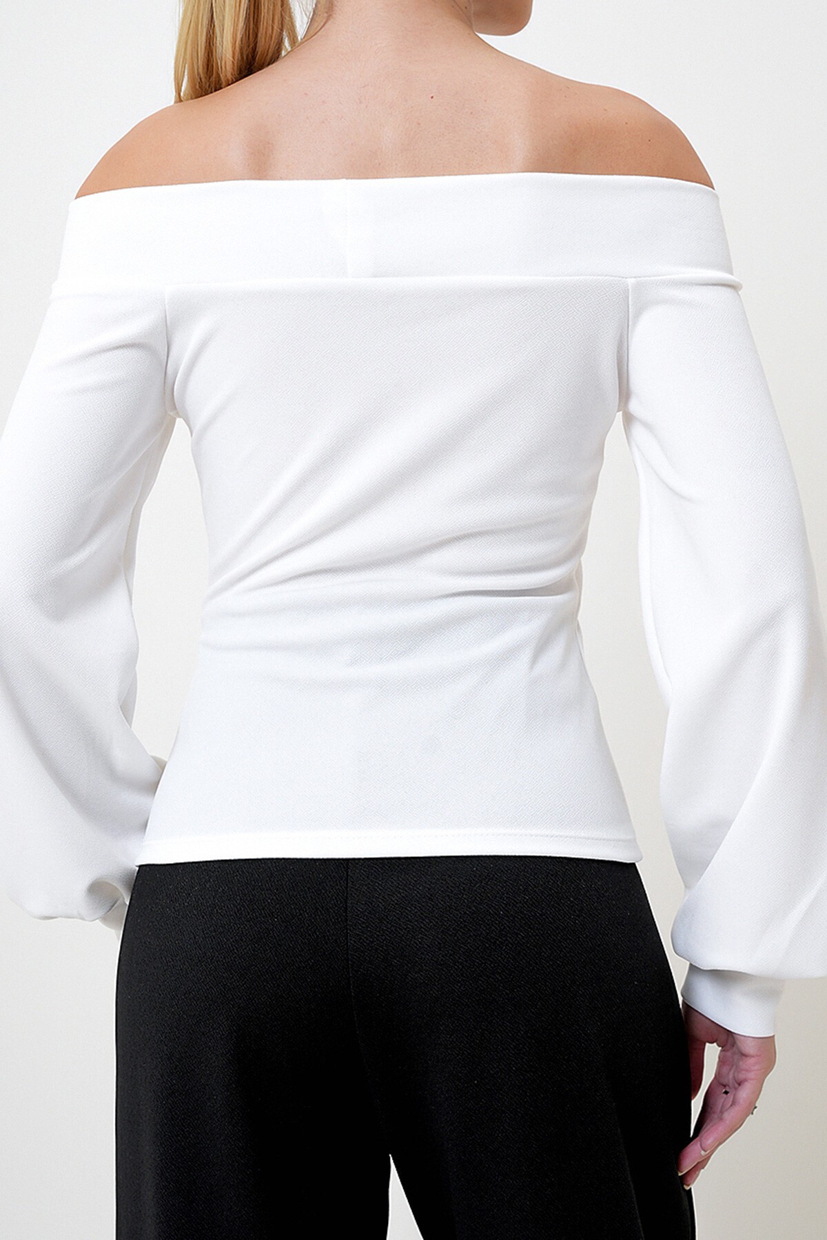 Beyaz Madonna Yaka Cut Out Detaylı Örme Bluz
