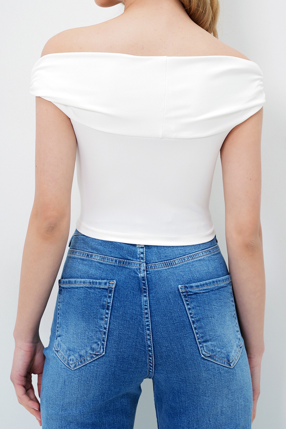 Beyaz Madonna Yaka Gül Aksesuarlı Drapeli Crop Bluz