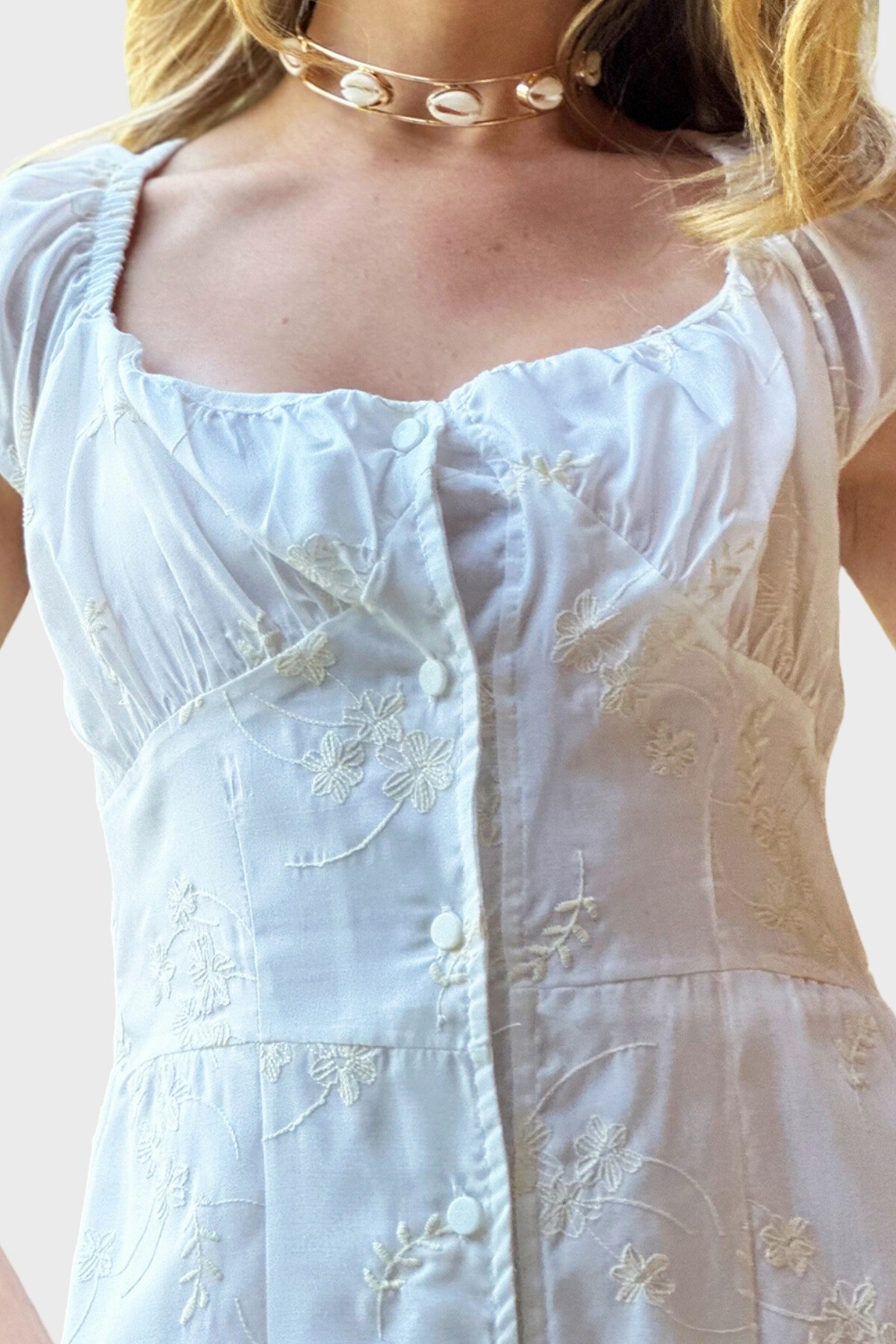 Beyaz Madonna Yaka Nakış İşlemeli İçi Astarlı Dokuma Elbise