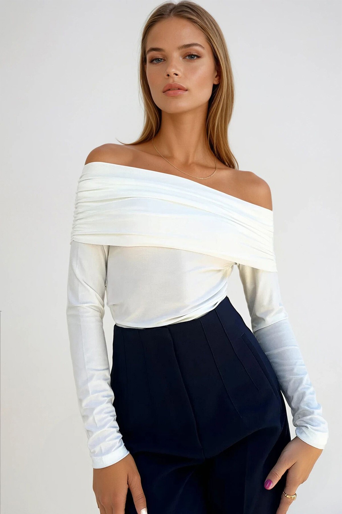 Beyaz Madonna Yaka Uzun Kol Bluz