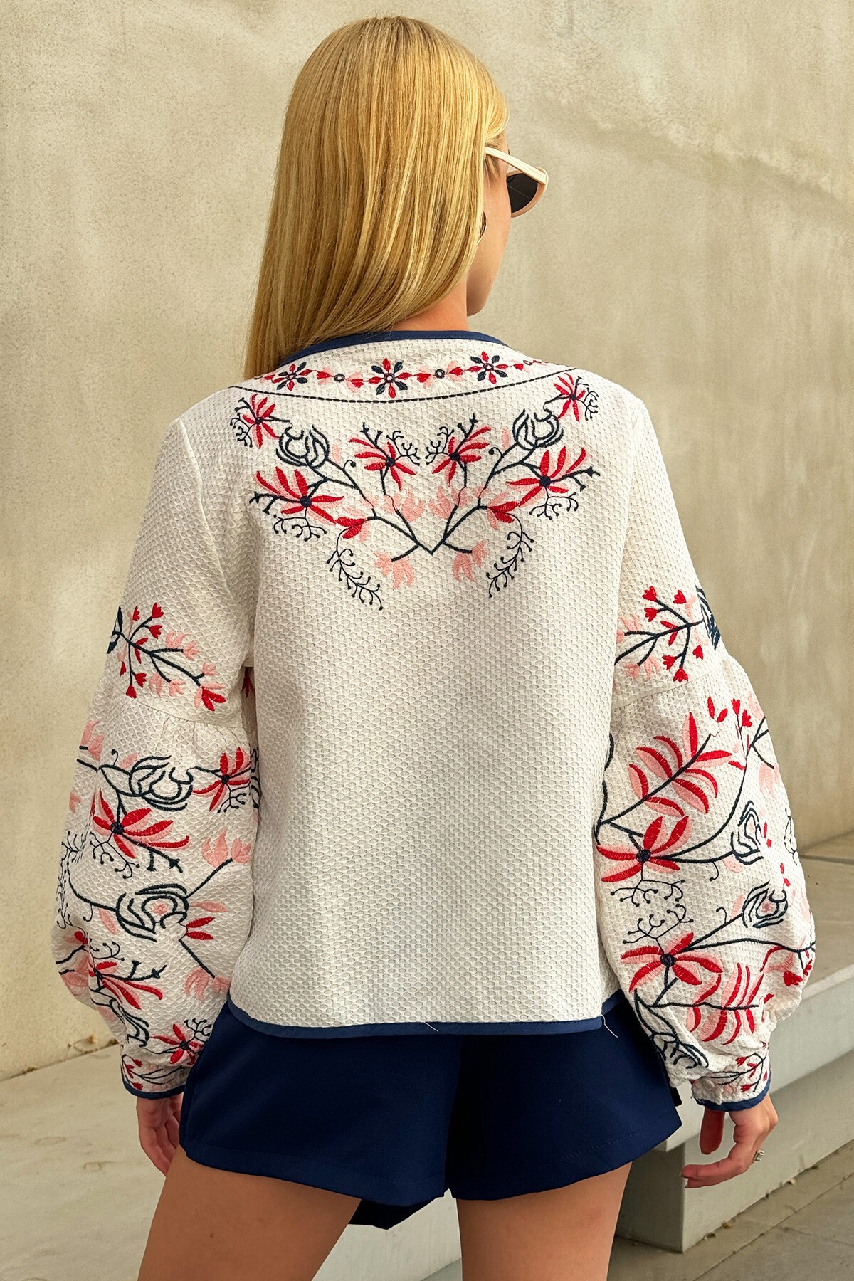 Beyaz Nakışlı Ceket