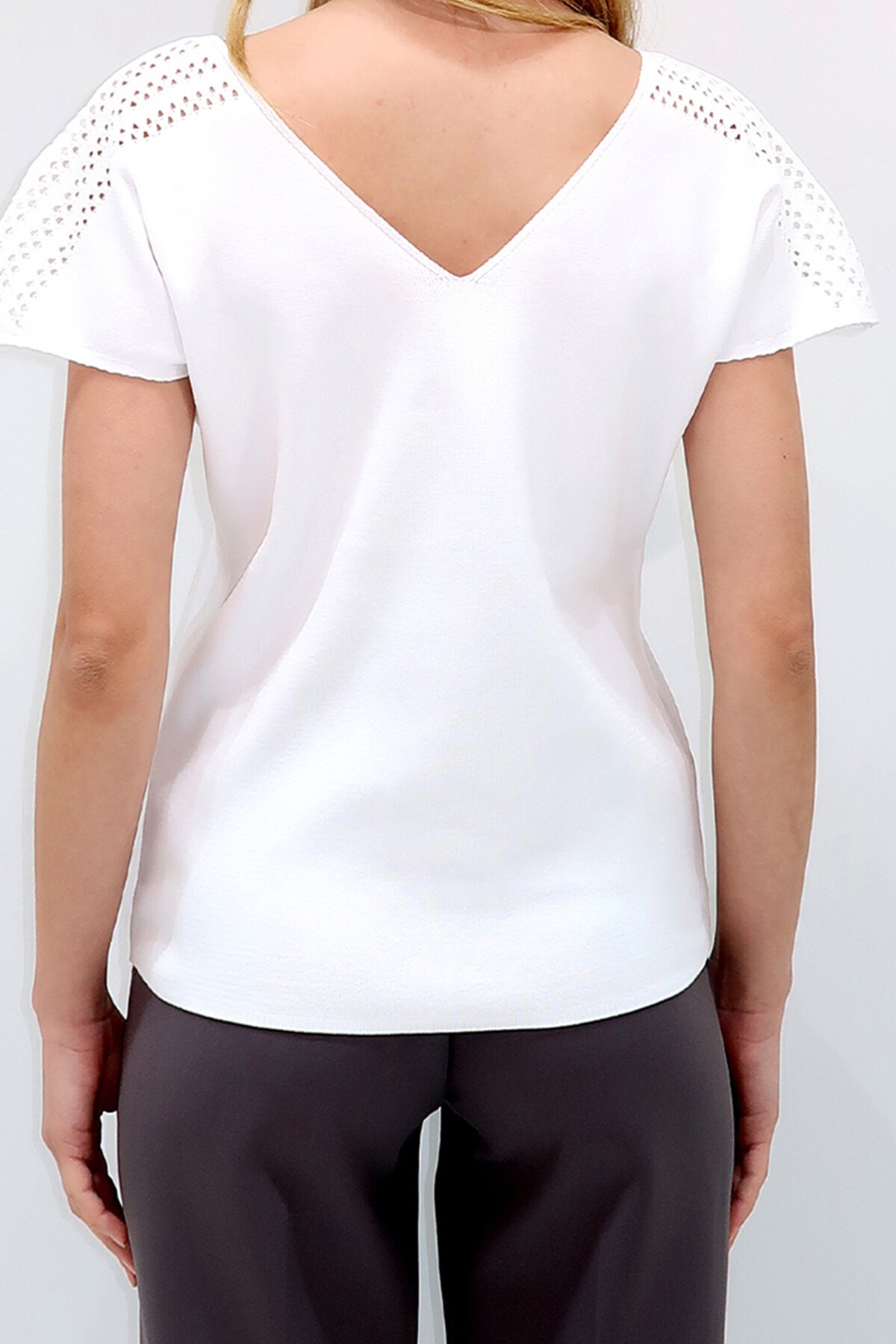 Beyaz Ön Arka V Yaka Omuzu Ajurlu Triko Bluz