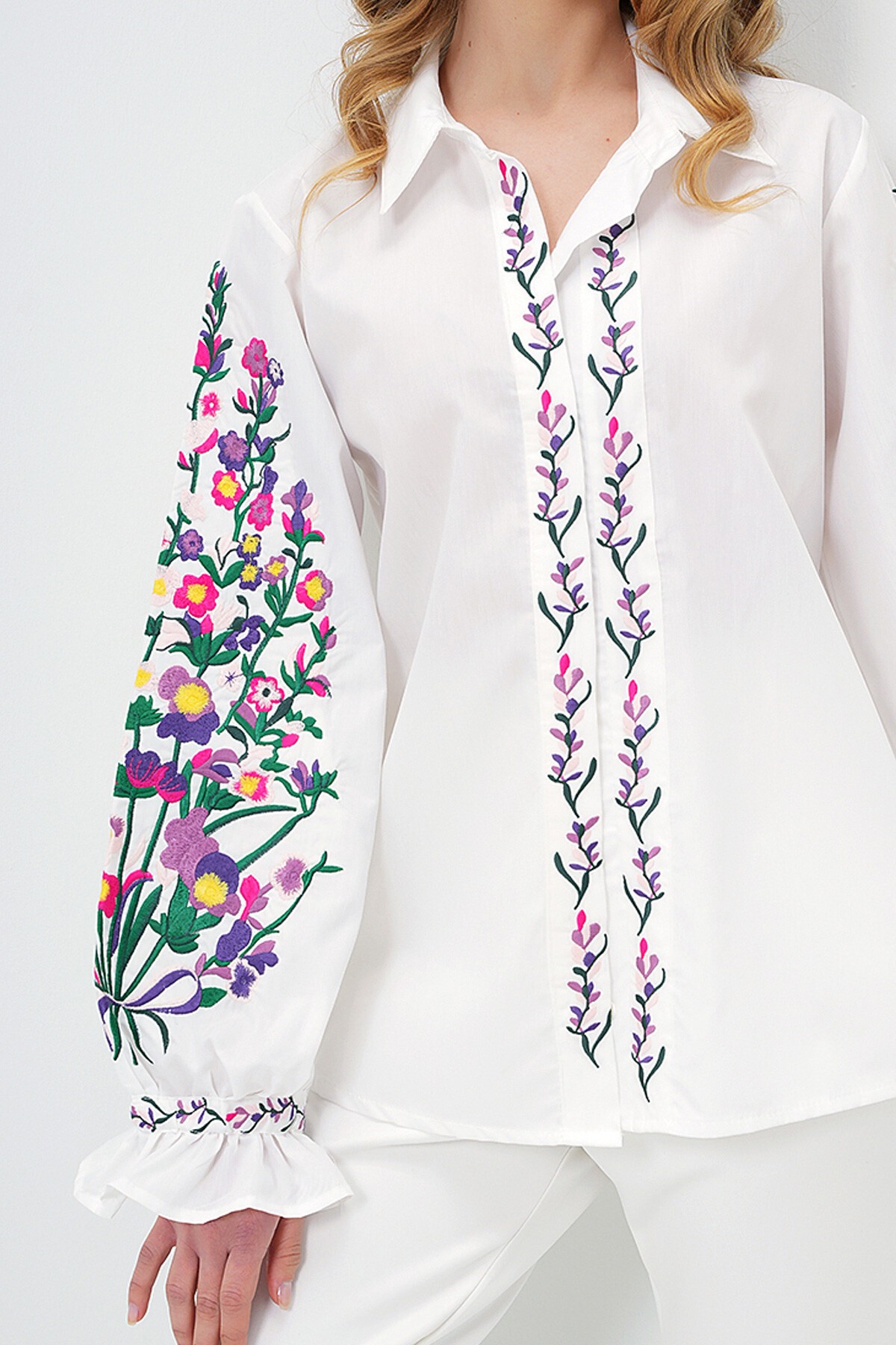 Beyaz Önü Ve Kolları Nakışlı Prenses Kol Poplin Gömlek