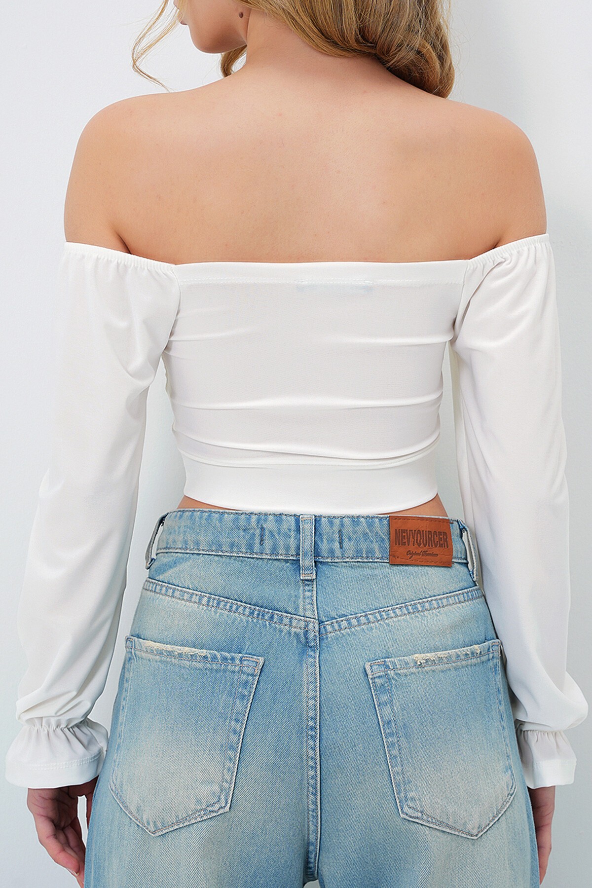 Beyaz Öpücük Yaka Önü Büzgülü Crop Sandy Bluz