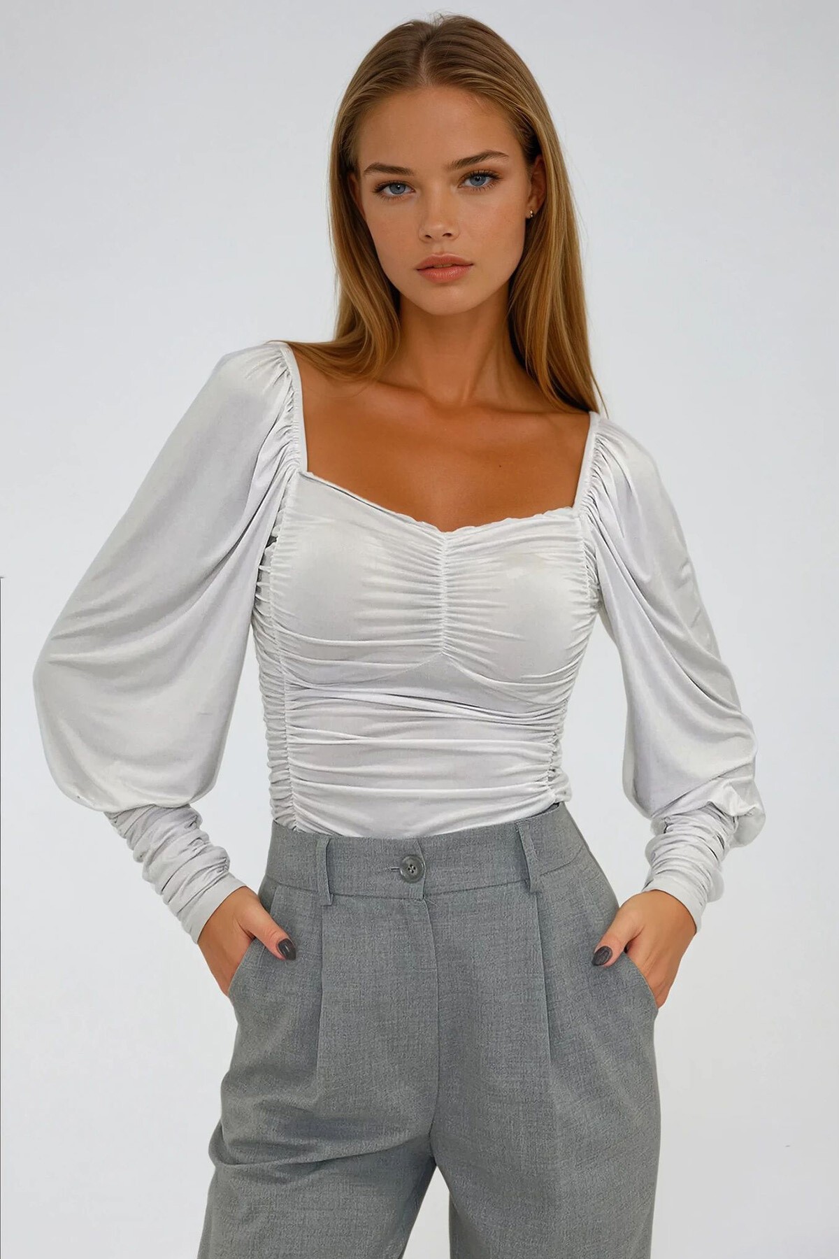Beyaz Öpücük Yaka Prenses Kol Önü Drapeli Sandy Bluz