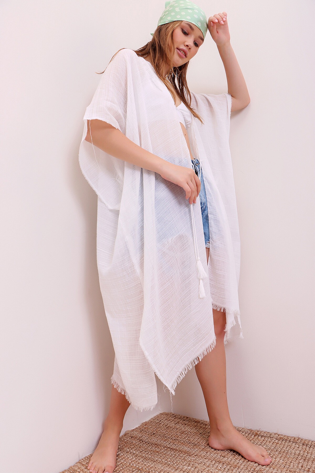 Beyaz Püskül Detaylı Kimono