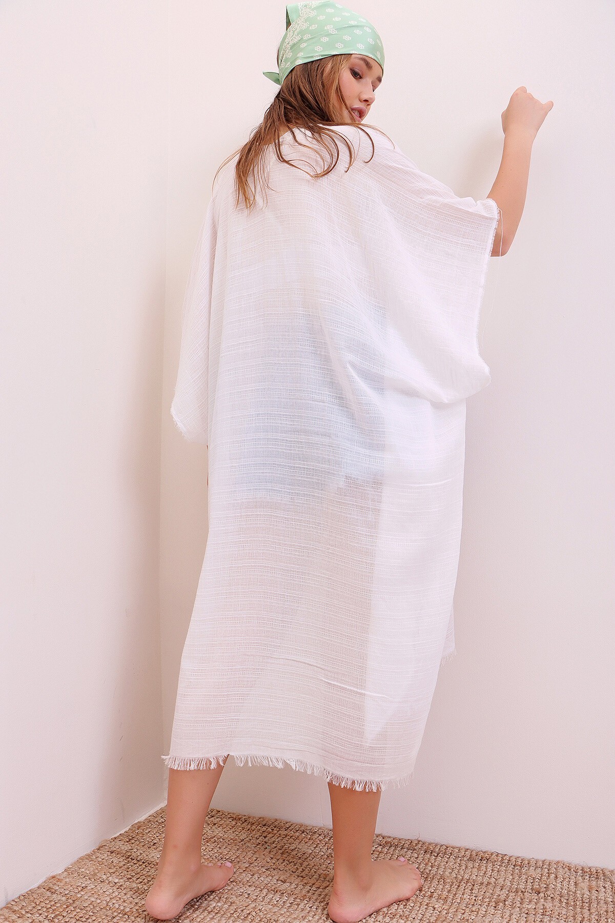 Beyaz Püskül Detaylı Kimono