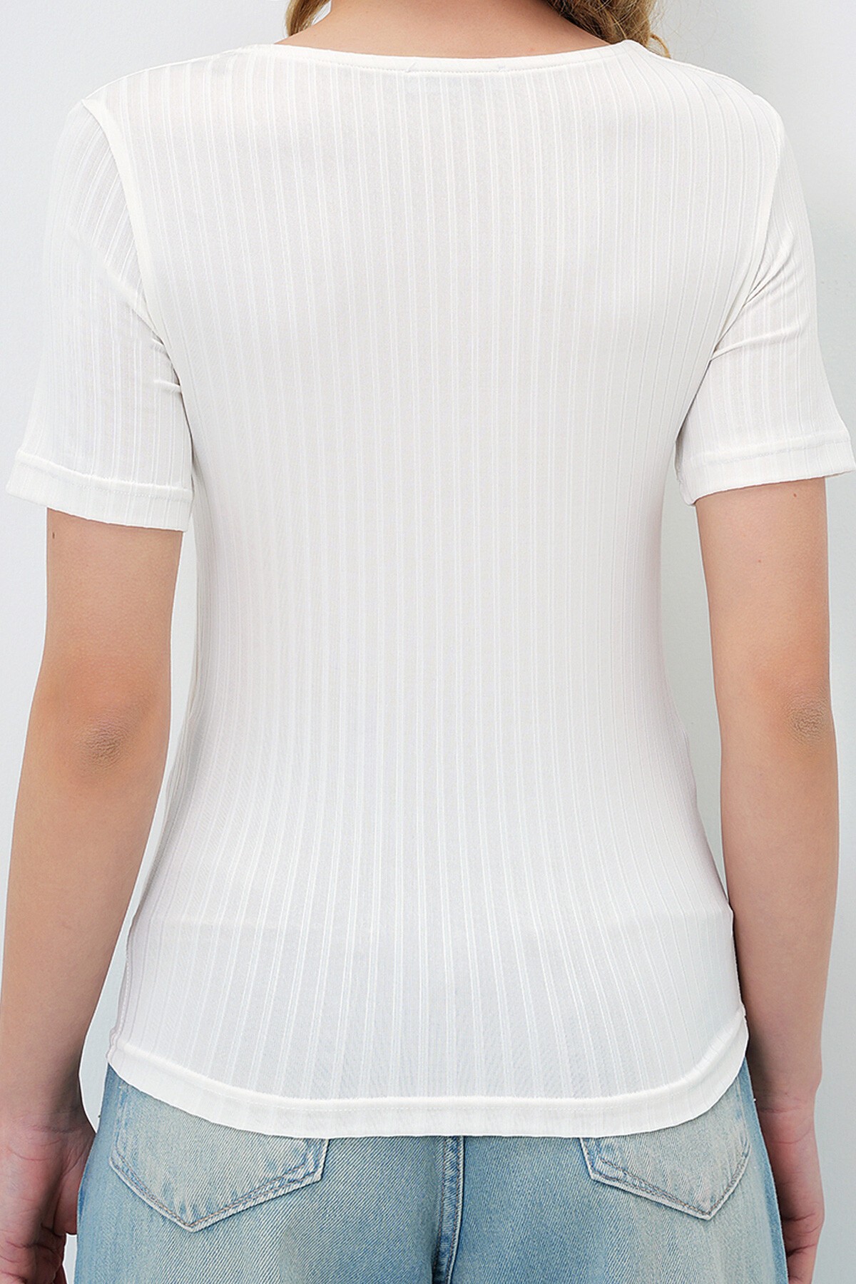 Beyaz Robası Burgu Detaylı Merserize Örme Bluz