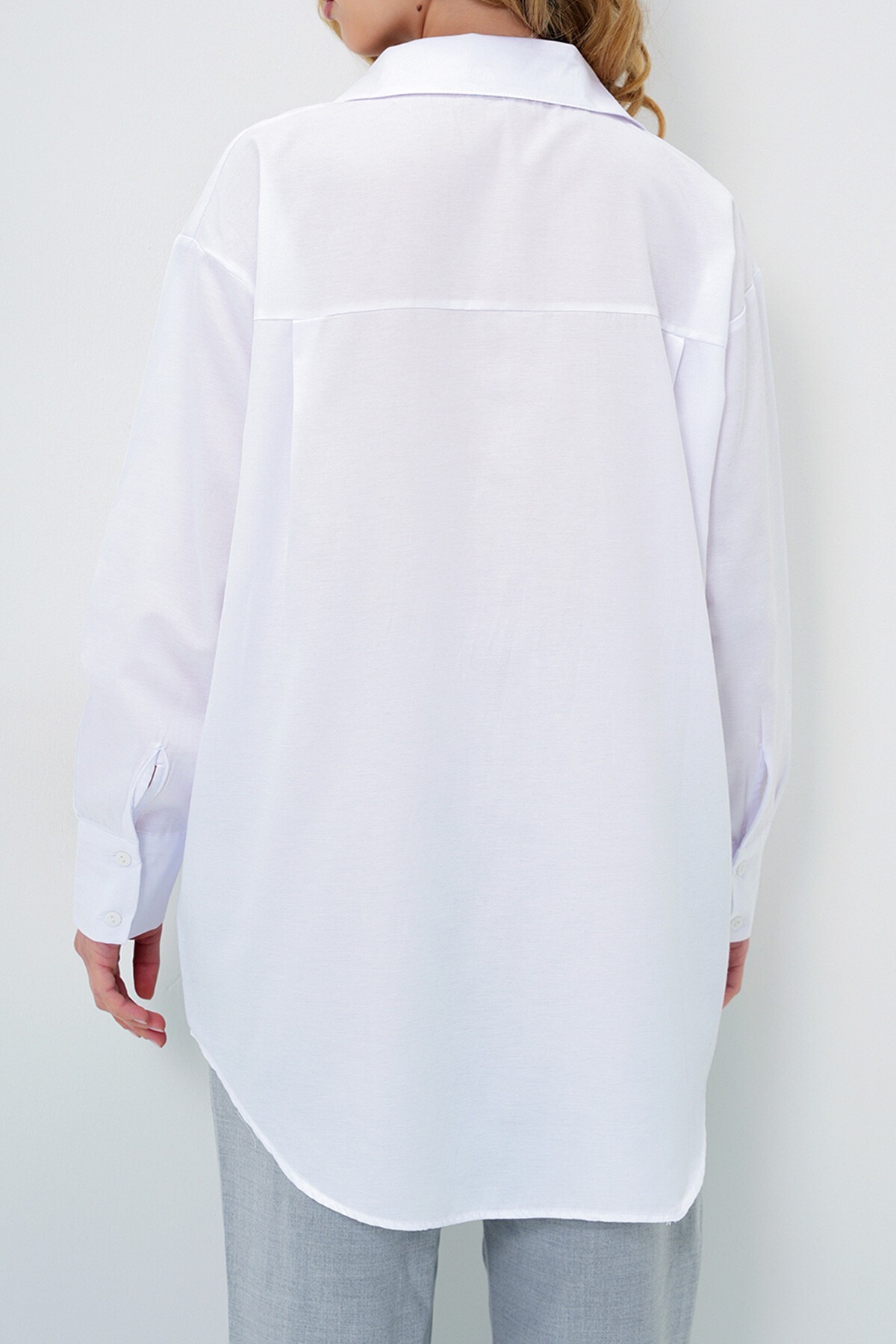 Beyaz Taş Düğmeli Oversize Poplin Gömlek