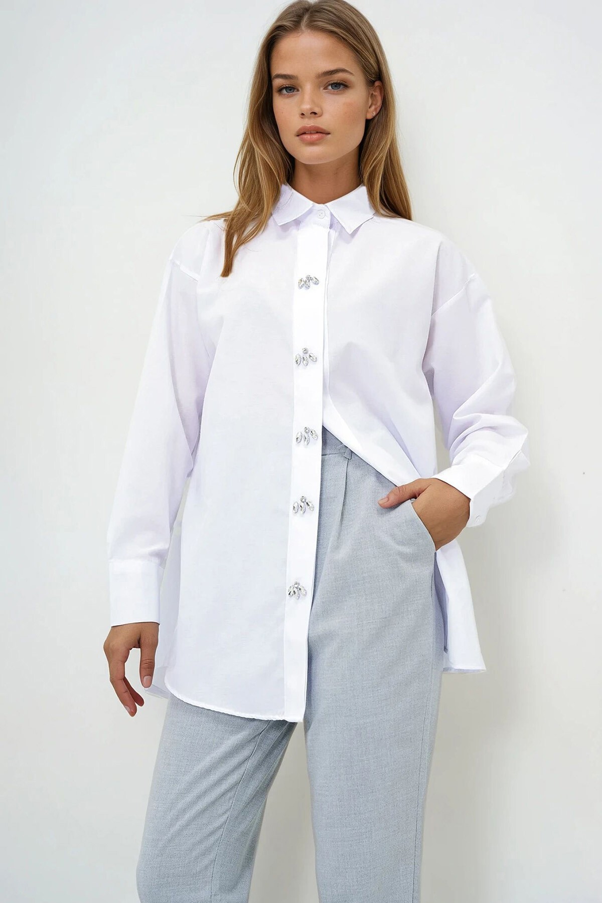 Beyaz Taş Düğmeli Oversize Poplin Gömlek