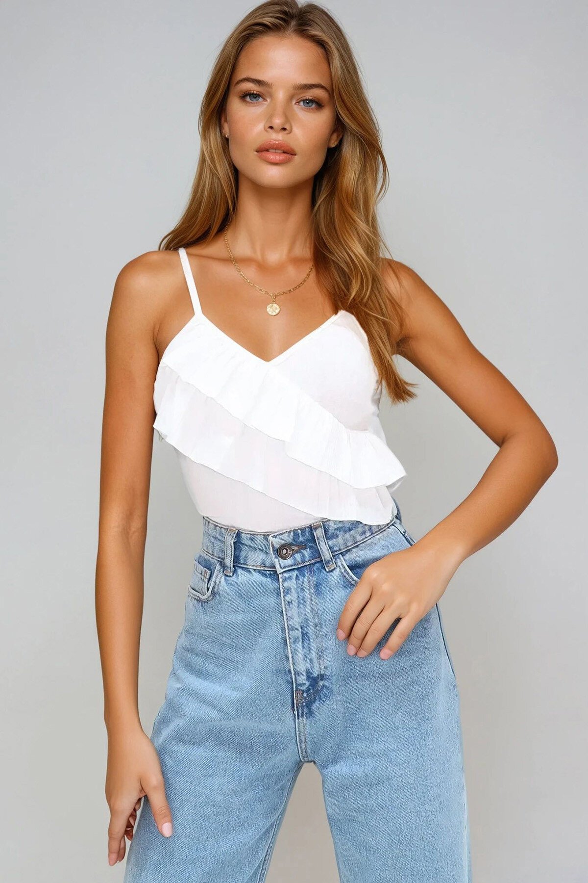 Beyaz V Yaka Ayarlanabilir Askılı Önü Fırfırlı Örme Bluz