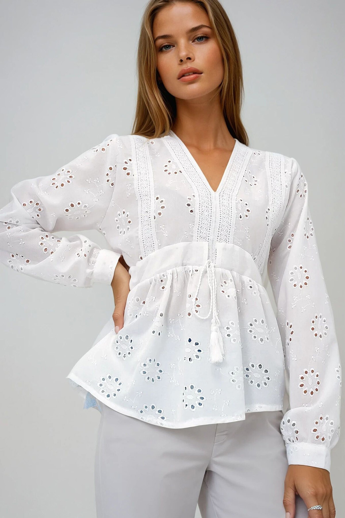Beyaz V Yaka Bağlama Detaylı Nakış İşlemeli Dokuma Bluz