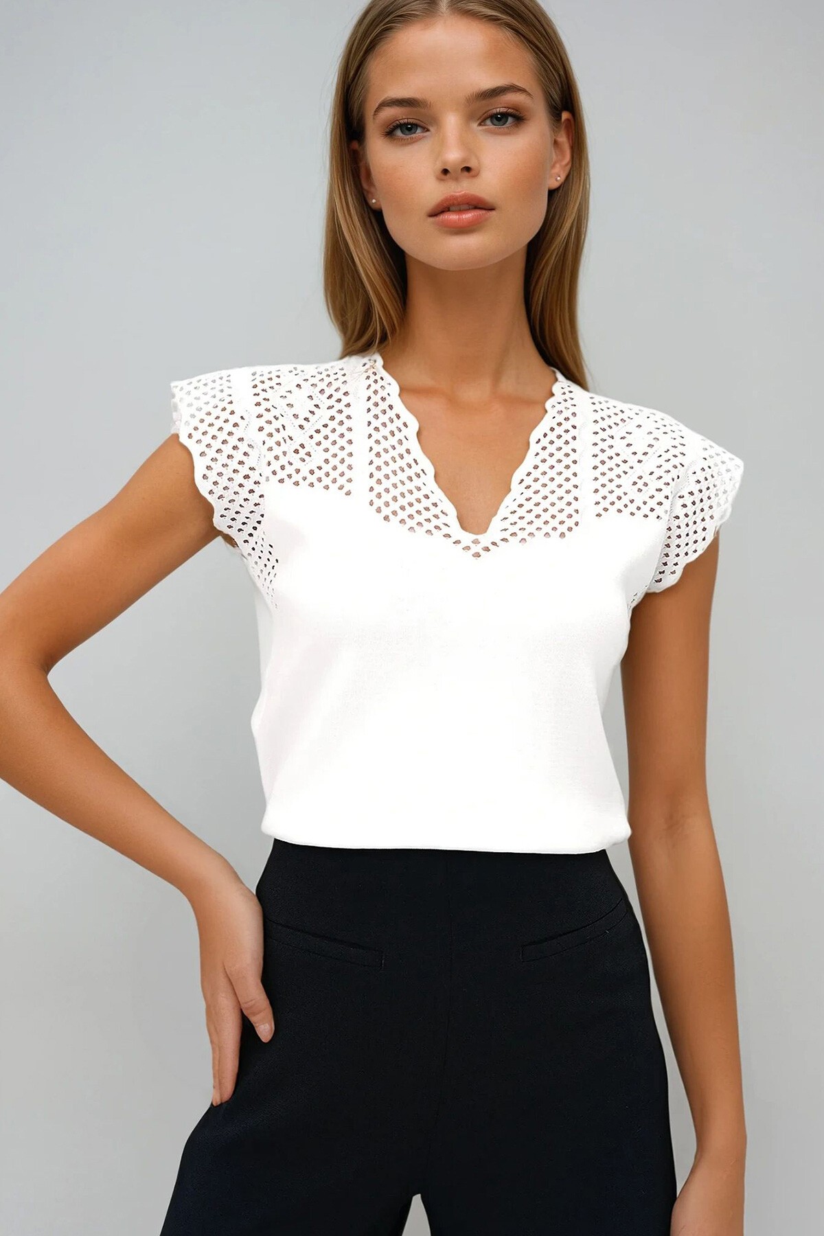 Beyaz V Yaka Delik Ajurlu Mevsimlik Triko Bluz