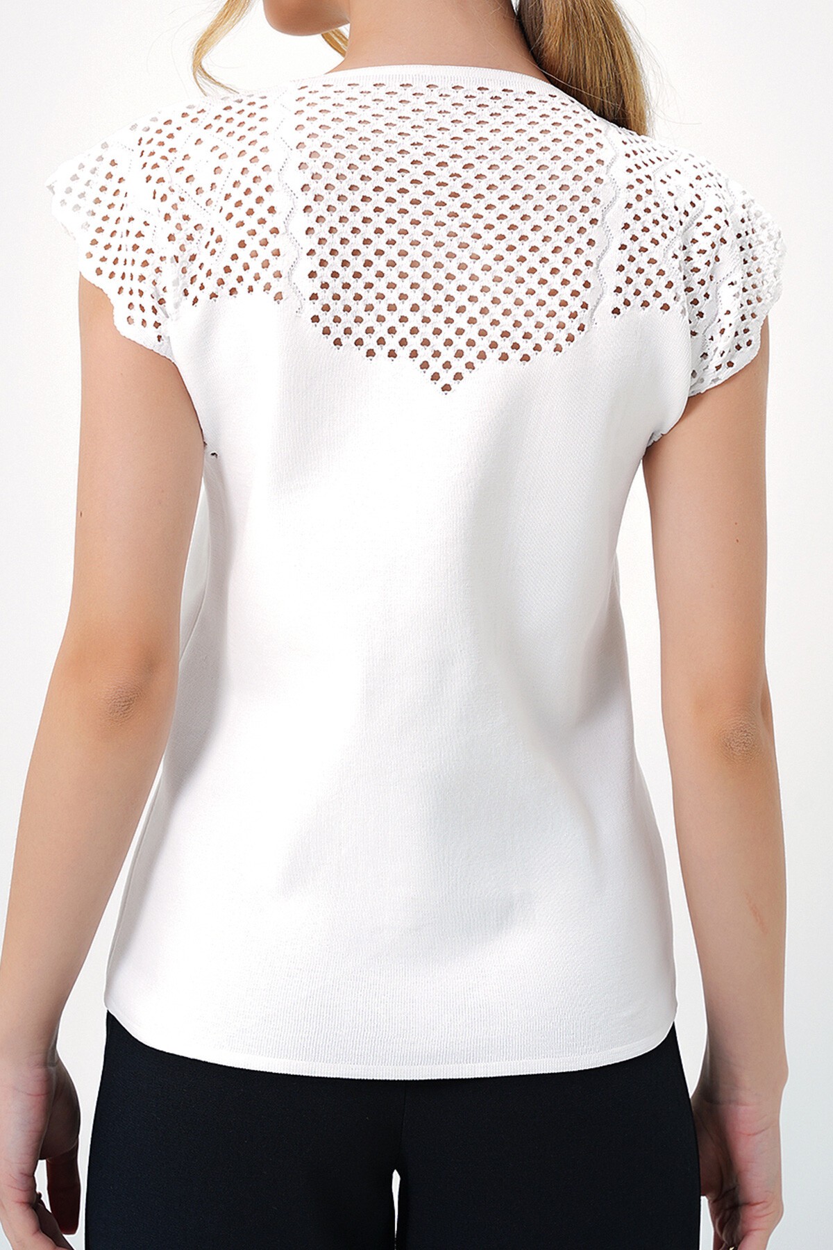 Beyaz V Yaka Delik Ajurlu Mevsimlik Triko Bluz