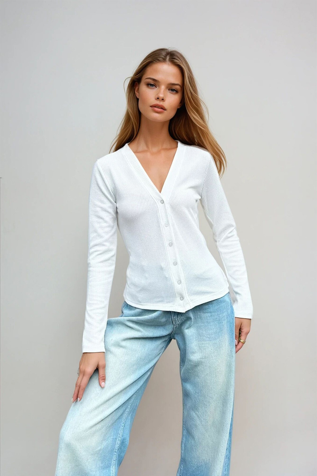 Beyaz V Yaka Düğmeli Uzun Kol Hırka