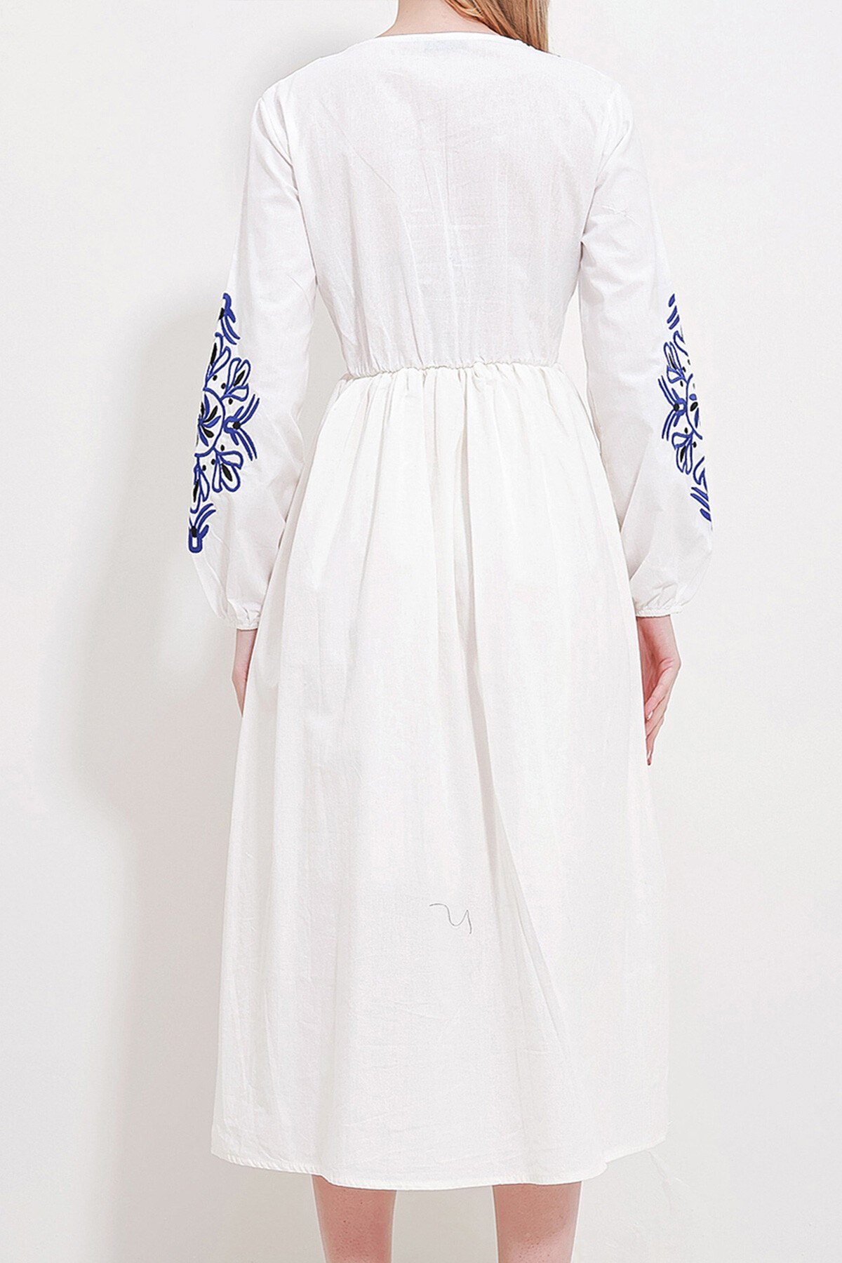 Beyaz V Yaka İçi Astarlı Keten Nakışlı Midi Boy Elbise