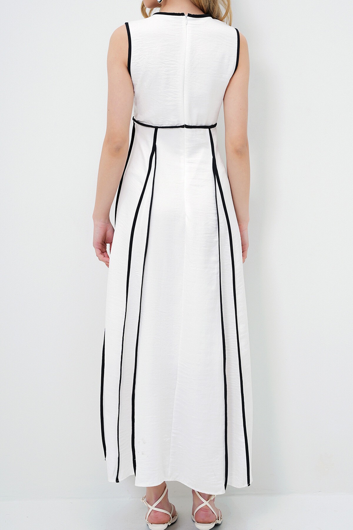 Beyaz V Yaka Kontrast Biye Detaylı İçi Astarlı Dokuma Elbise