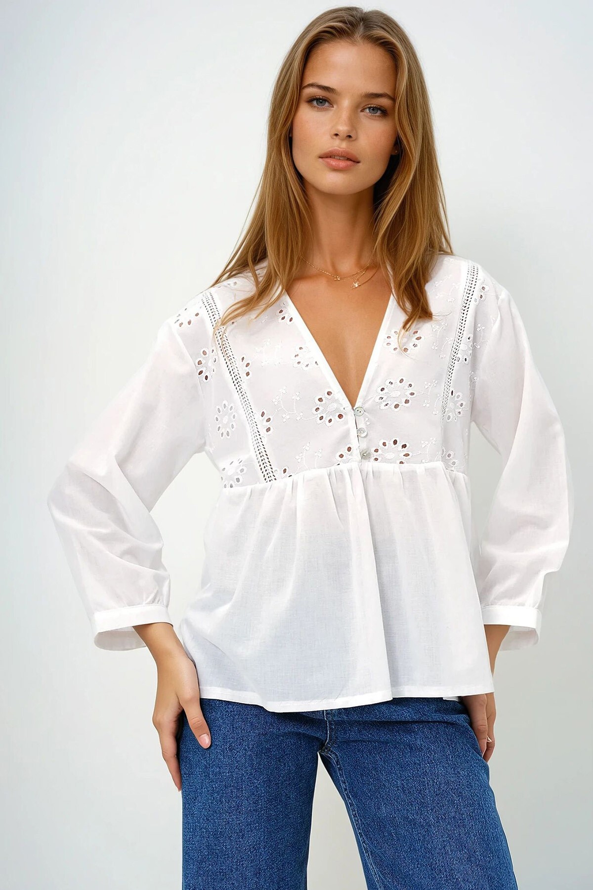 Beyaz V Yaka  Nakış İşlemeli Eteği Volanlı Dokuma Bluz