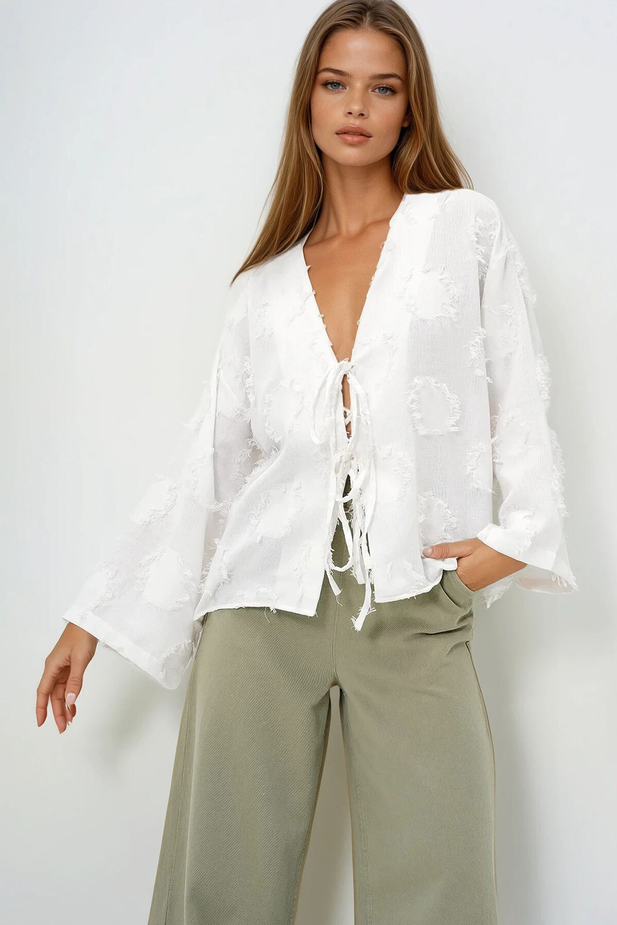 Beyaz V Yaka Önü Bağlamalı Püskül Detaylı Yazlık Keten Ceket