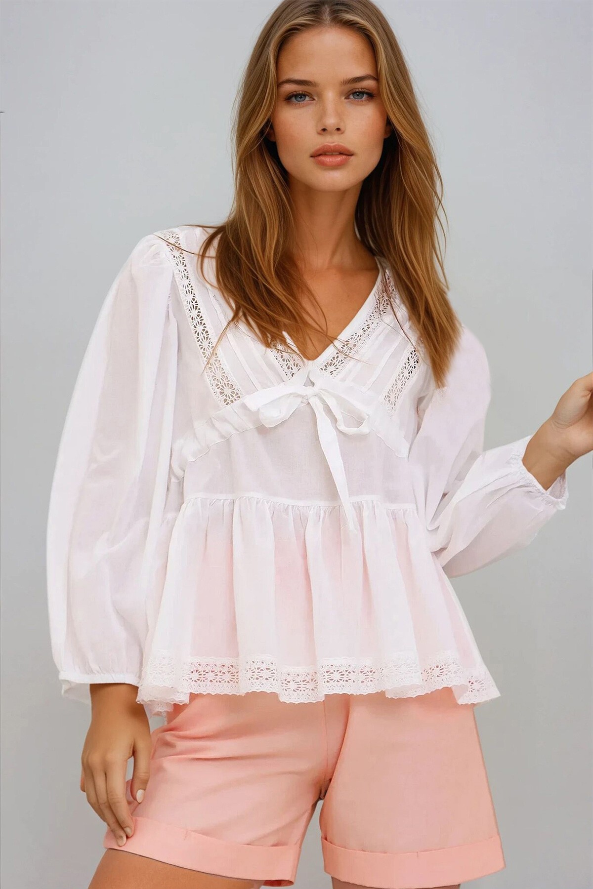 Beyaz V Yaka Önü Büzgülü Fisto Detaylı Pamuk Bluz