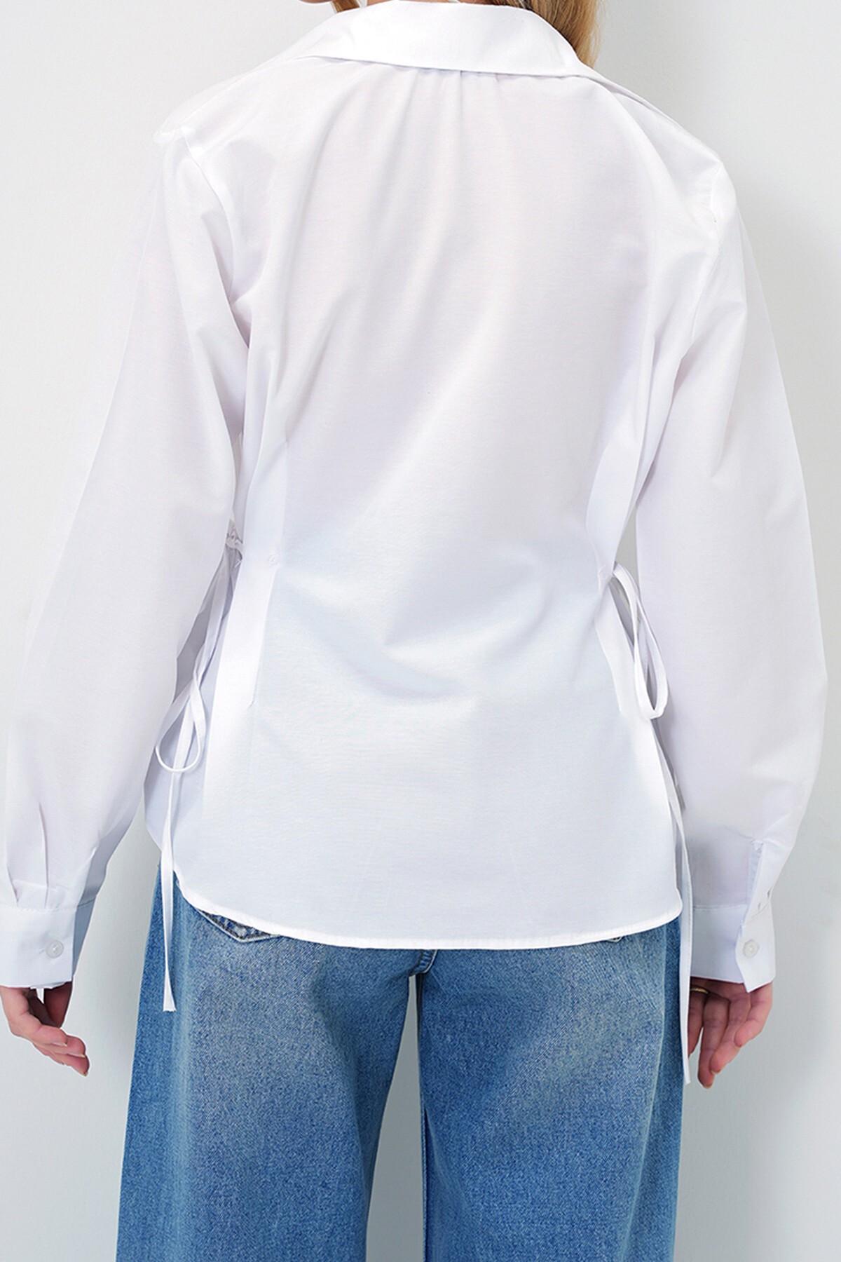 Beyaz Yanlardan Bağlama Detaylı Poplin Gömlek