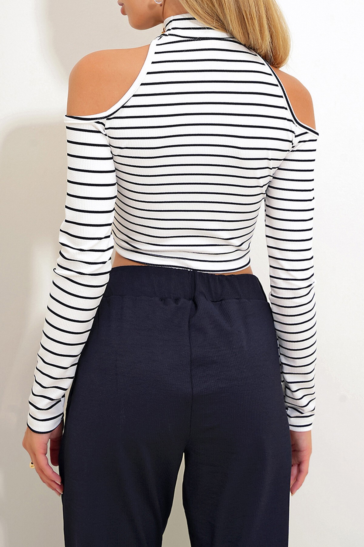 Beyaz Yarım Balıkçı Yaka Omuz Dekolteli Çizgili Bluz