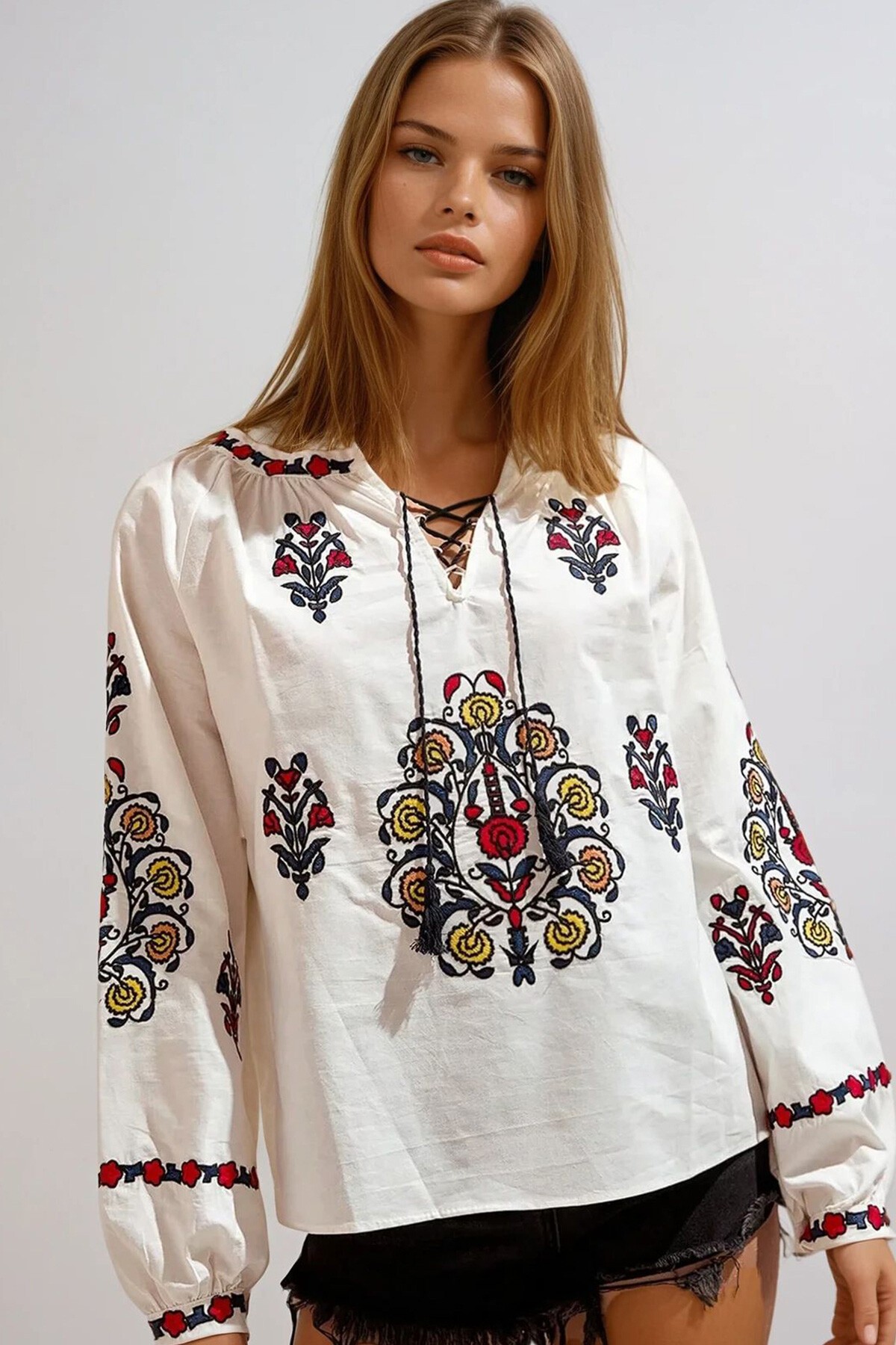 Beyaz Yırtmaç Yaka Balon Kol Nakışlı Dokuma Bluz