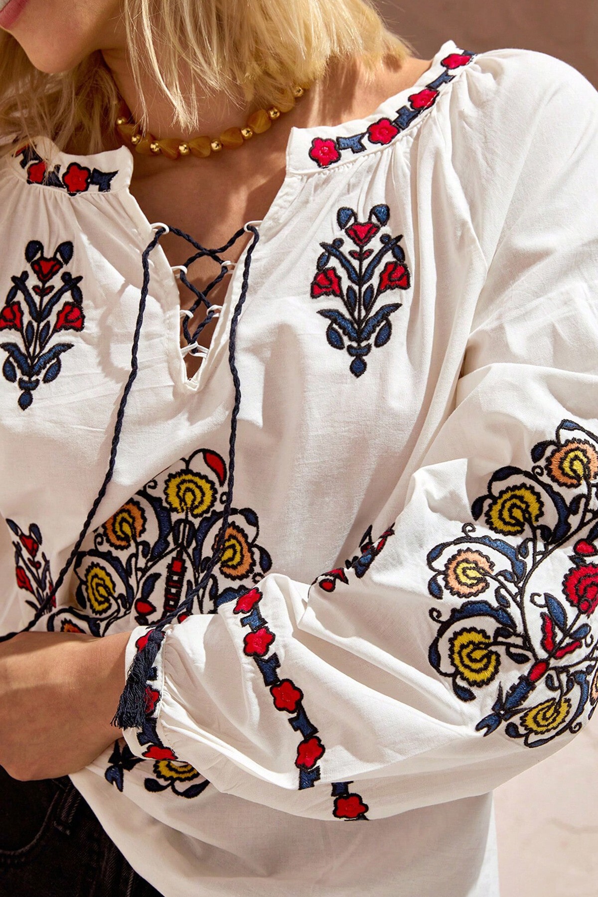 Beyaz Yırtmaç Yaka Balon Kol Nakışlı Dokuma Bluz