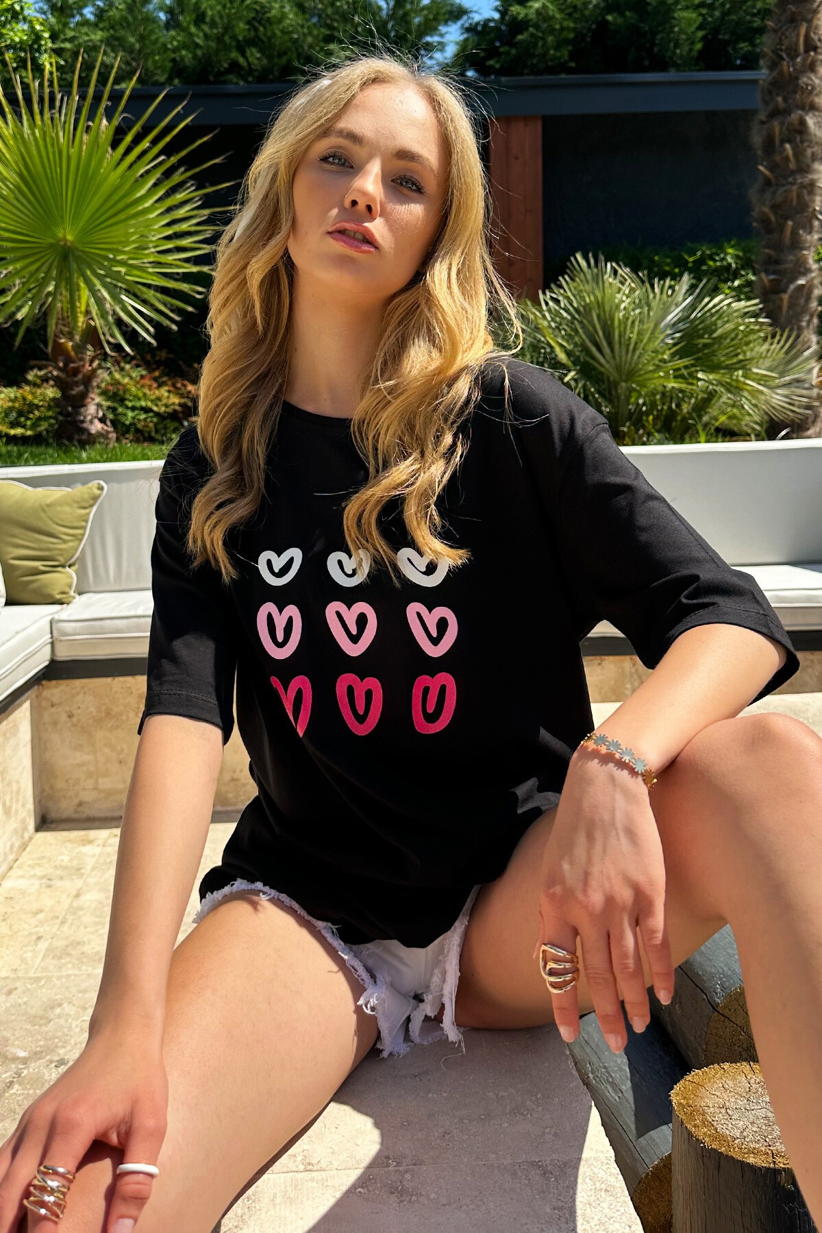 Siyah Bisiklet Yaka Kalp Baskılı T-Shirt