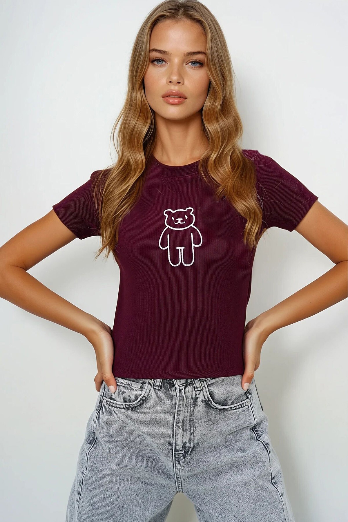 Bordo Bisiklet Yaka Ayıcık Nakışlı Ottoban Crop T Shırt